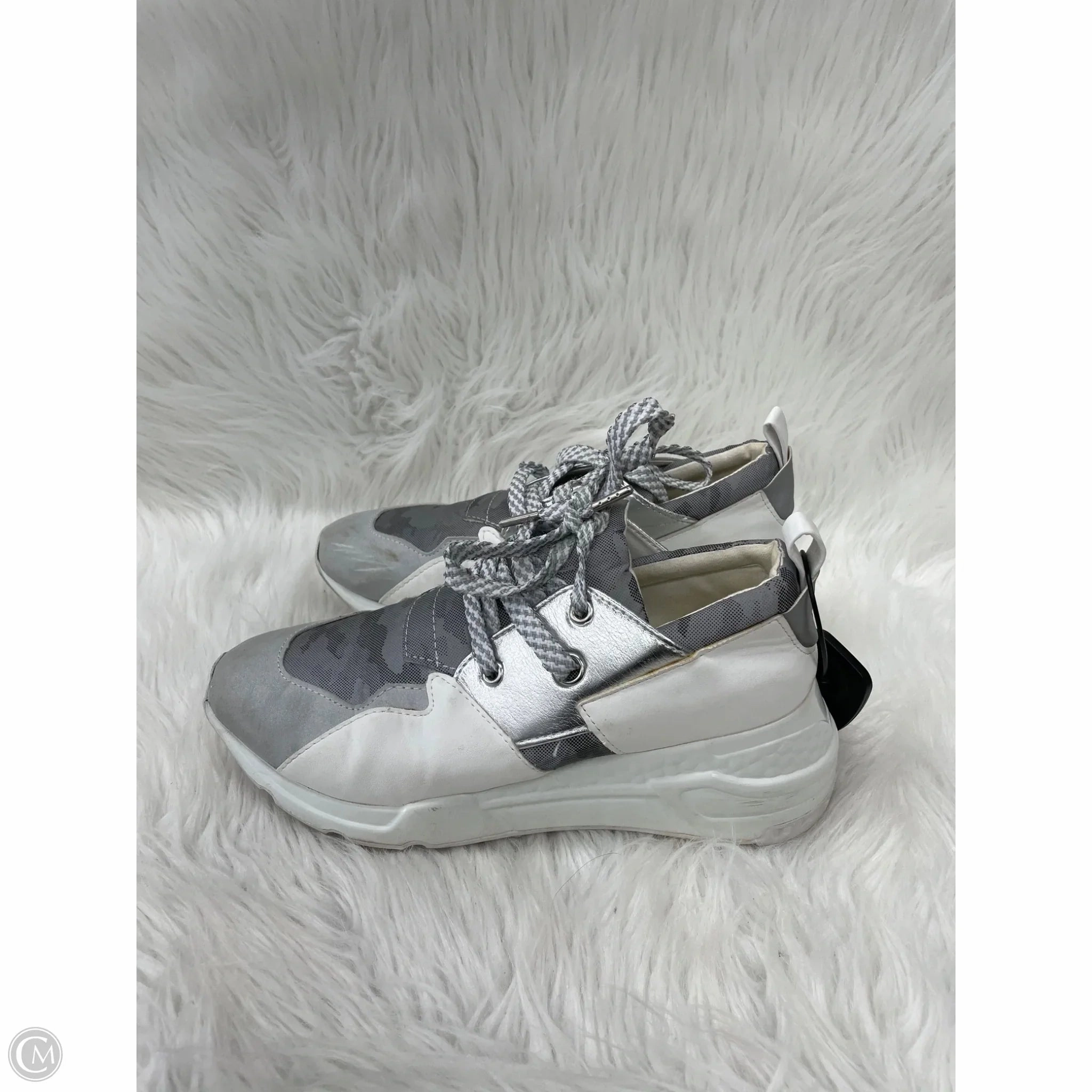 Shoes Sneakers By Steve Madden In Grey & White, Size: 9 Asymmetric Lacing Responsive ride