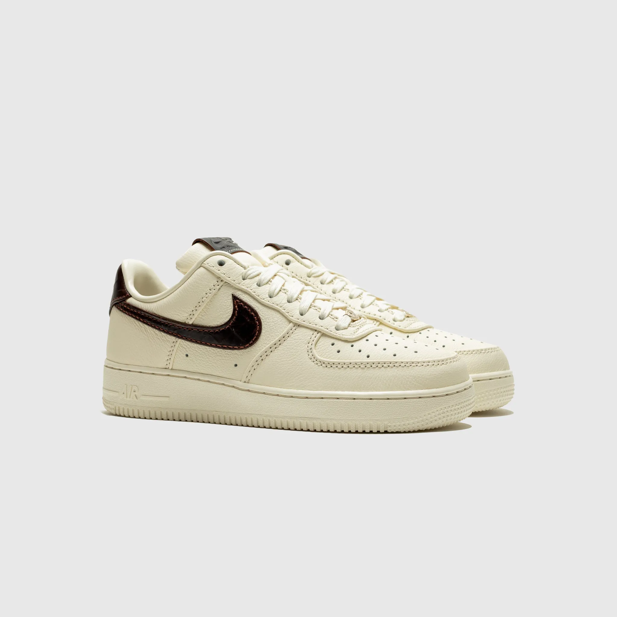 advanced - technology thriller - themed running shoes AIR FORCE 1 '07 "SOFT PEARL"