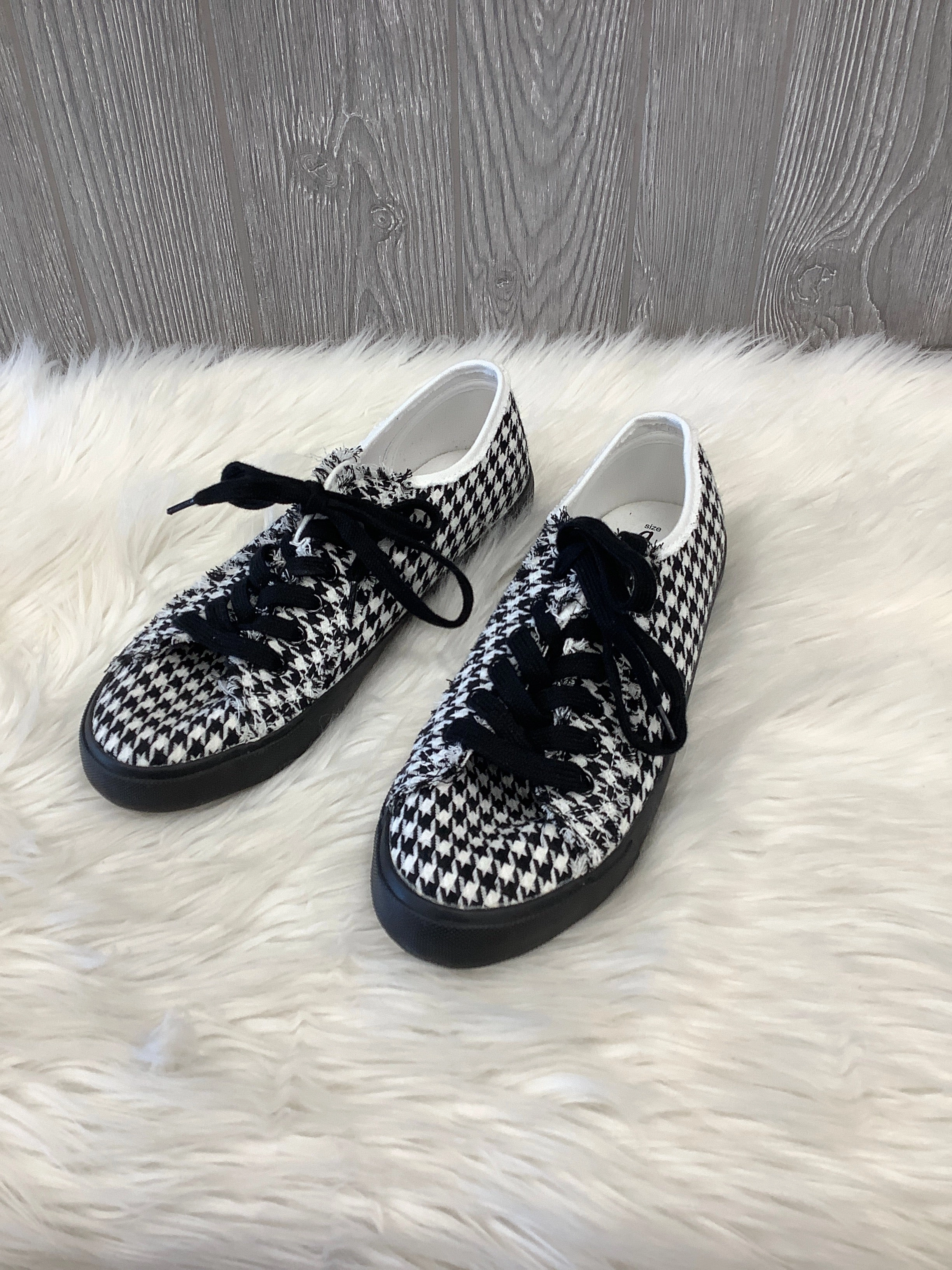Slip Zone Black & White Shoes Sneakers Charlie Paige, Size 9