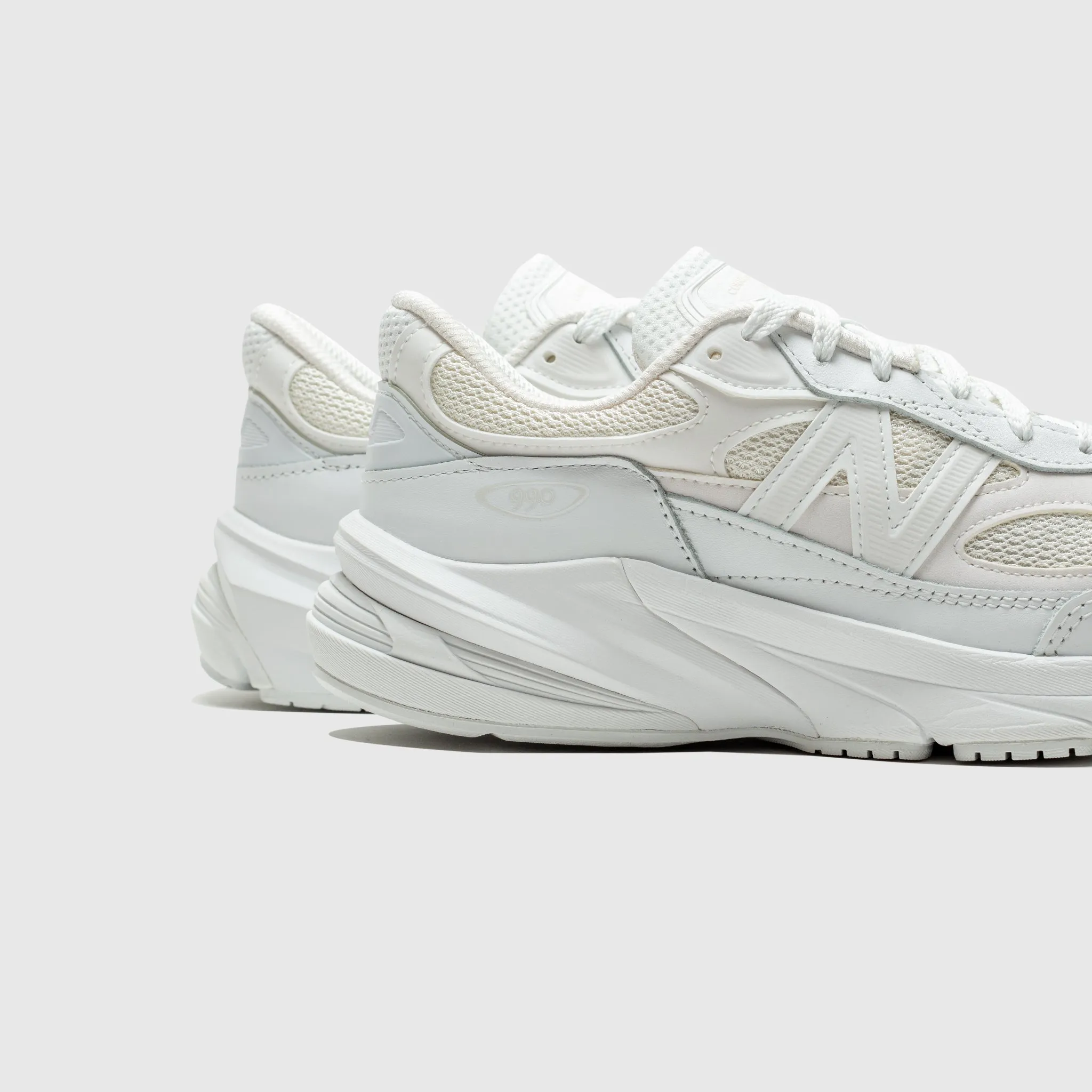 U990CD6 X CDG HOMME Lace   Up Closure facilitate movement