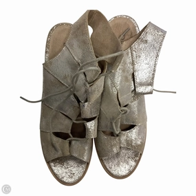 Shoes Heels Block By Clothes Mentor In Silver & Tan, Size: 8.5 Elastic Goring