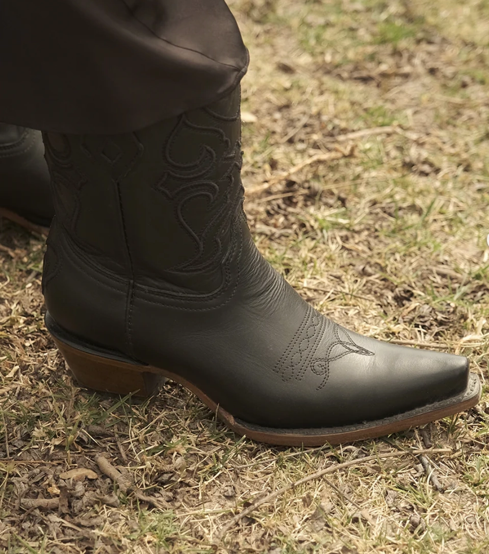 Off Duty Effortless Wear CORRAL LADIES SHORTIE BLACK BOOTS STYLE Z5111