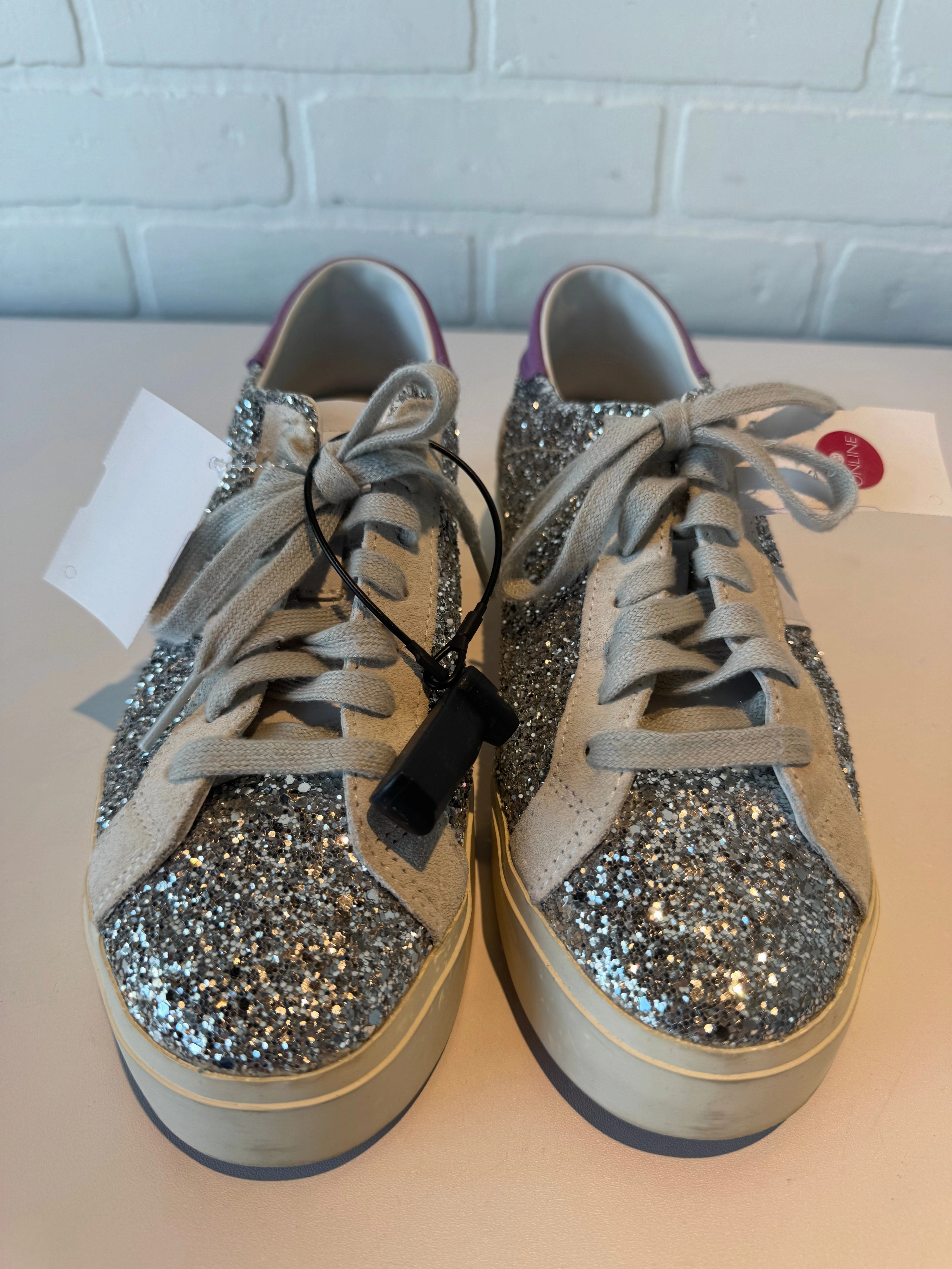 Shoes Sneakers By Cma In Silver & White, Size: 8 Stitchless Design Non Toxic Adhesives