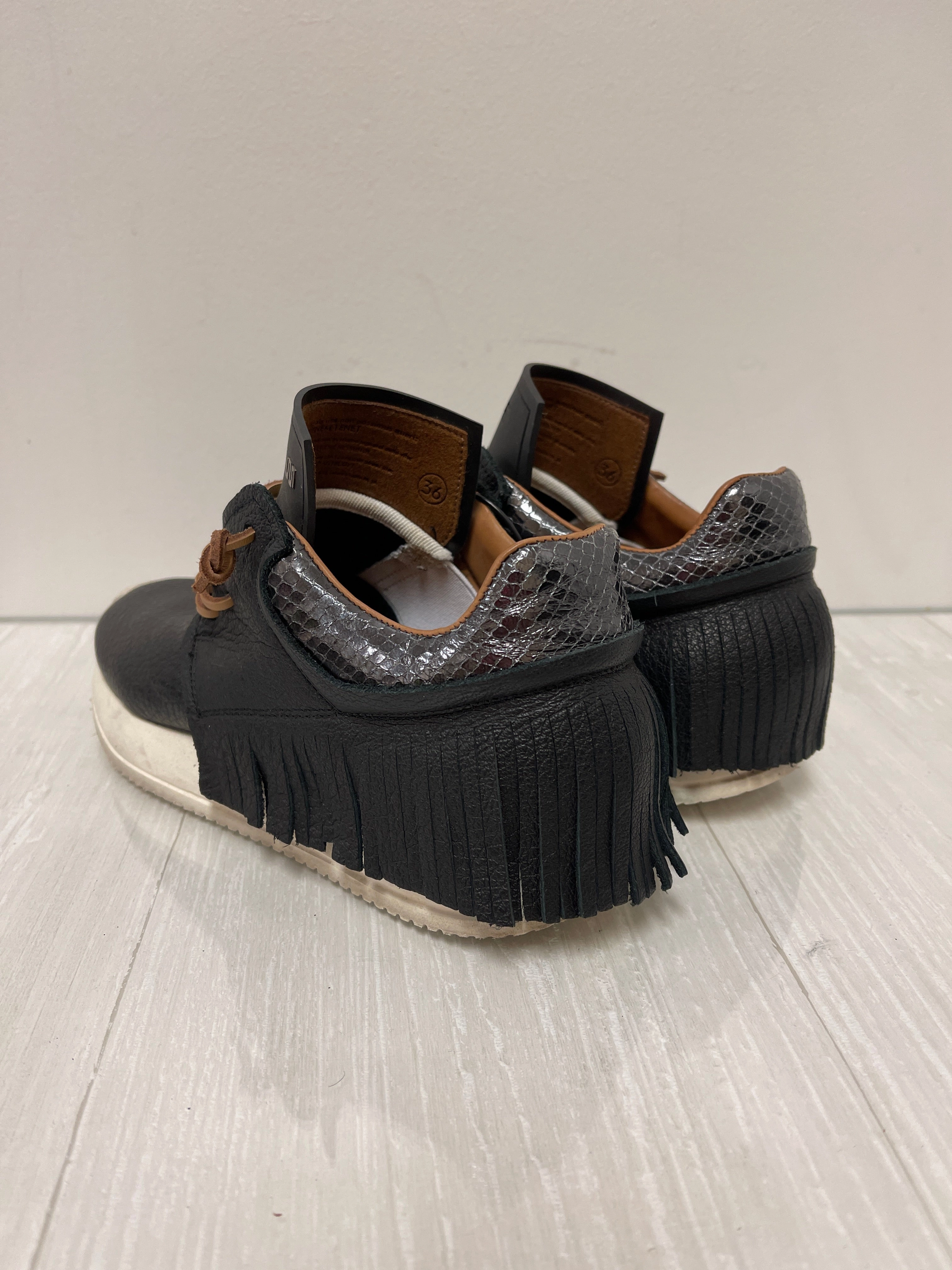 Shoes Sneakers By Cma In Black, Size: 5.5 Ventilated Tongue Design