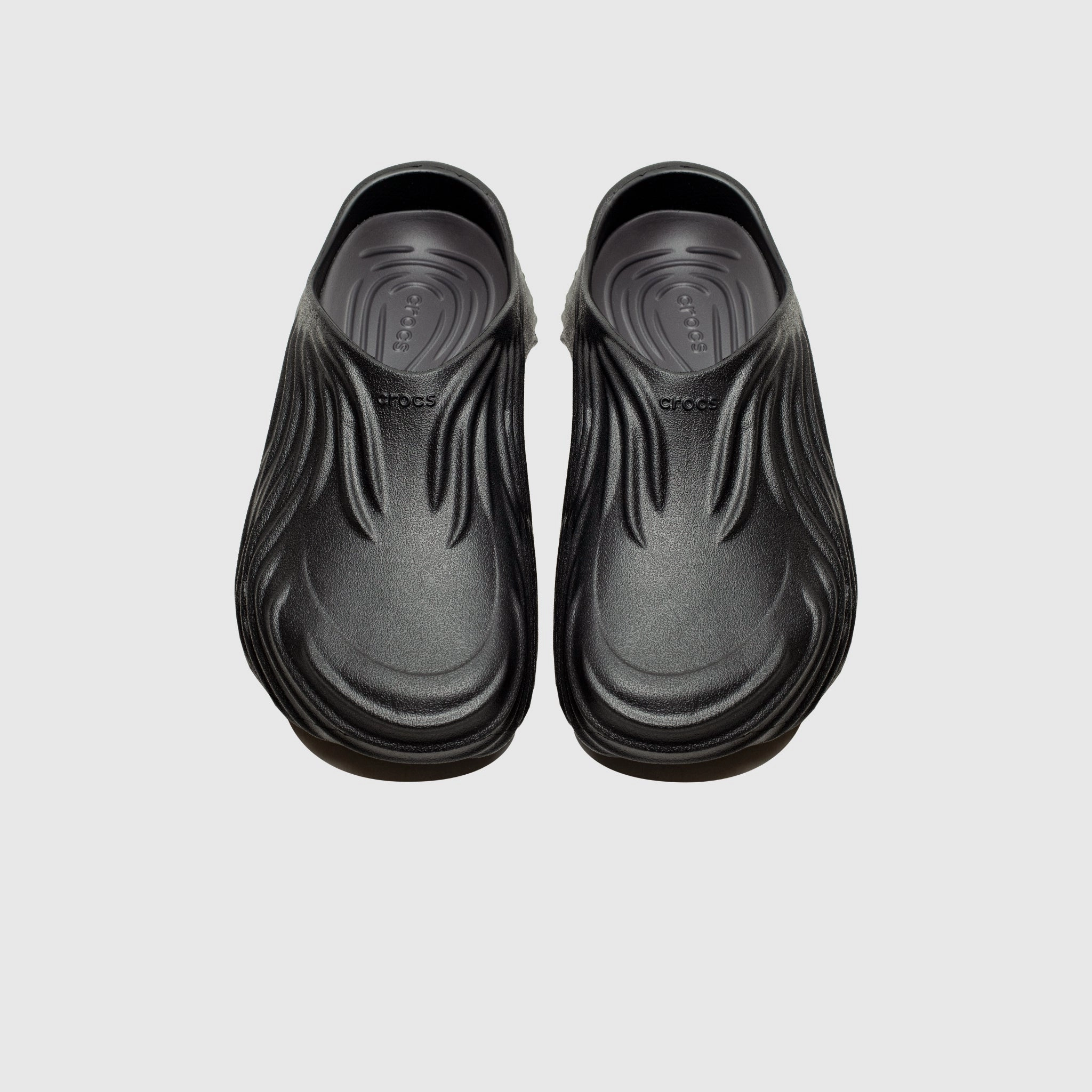 ECHO WAVE "BLACK" running in a strait area shoes