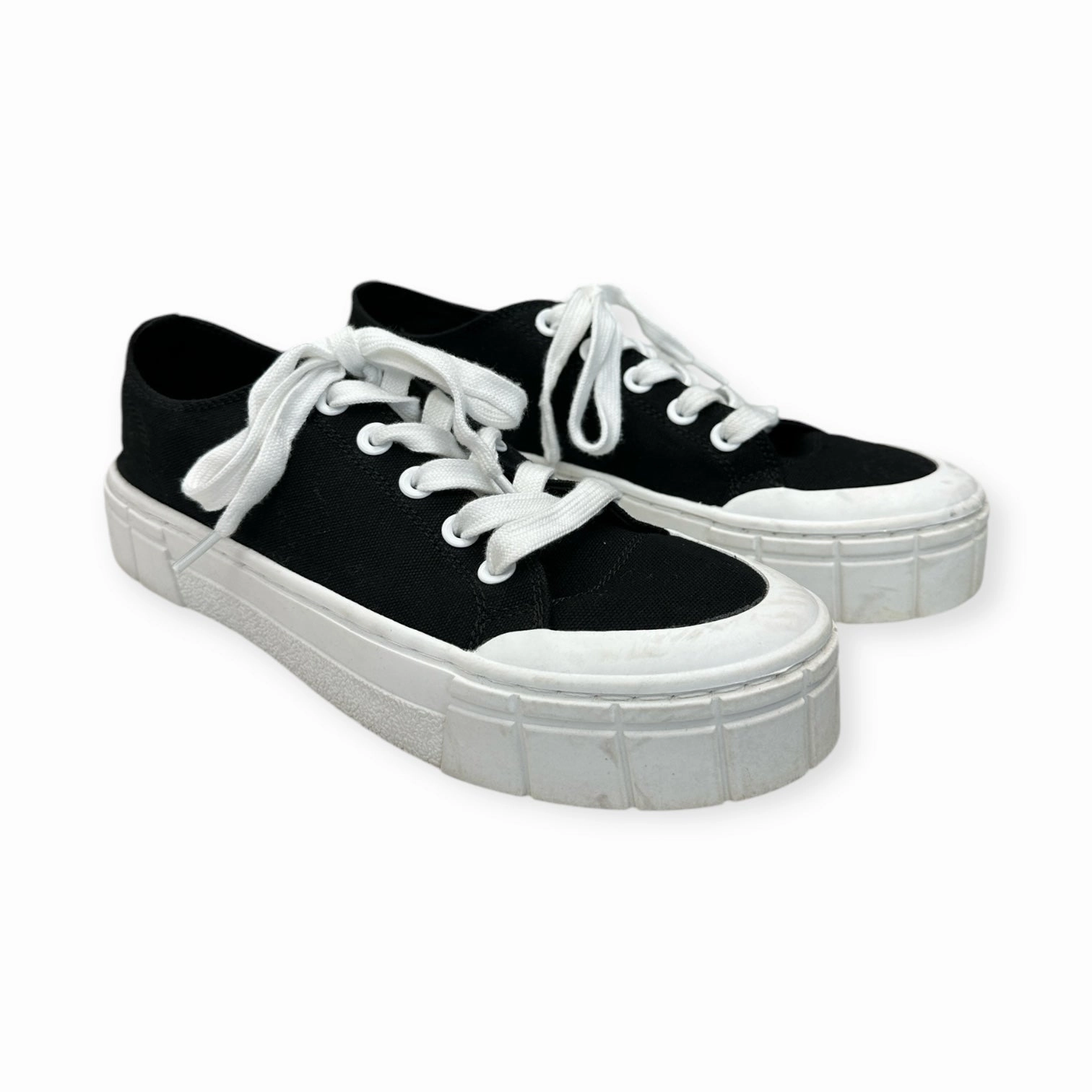 High Mileage Shoes Sneakers By Mad Love In Black & White, Size: 10