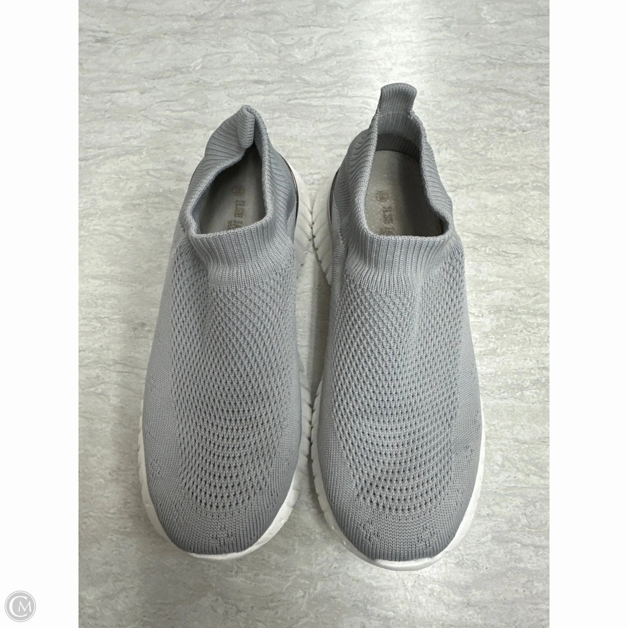 Shoes Sneakers By Clothes Mentor In Grey & White, Size: 7.5 No Effort