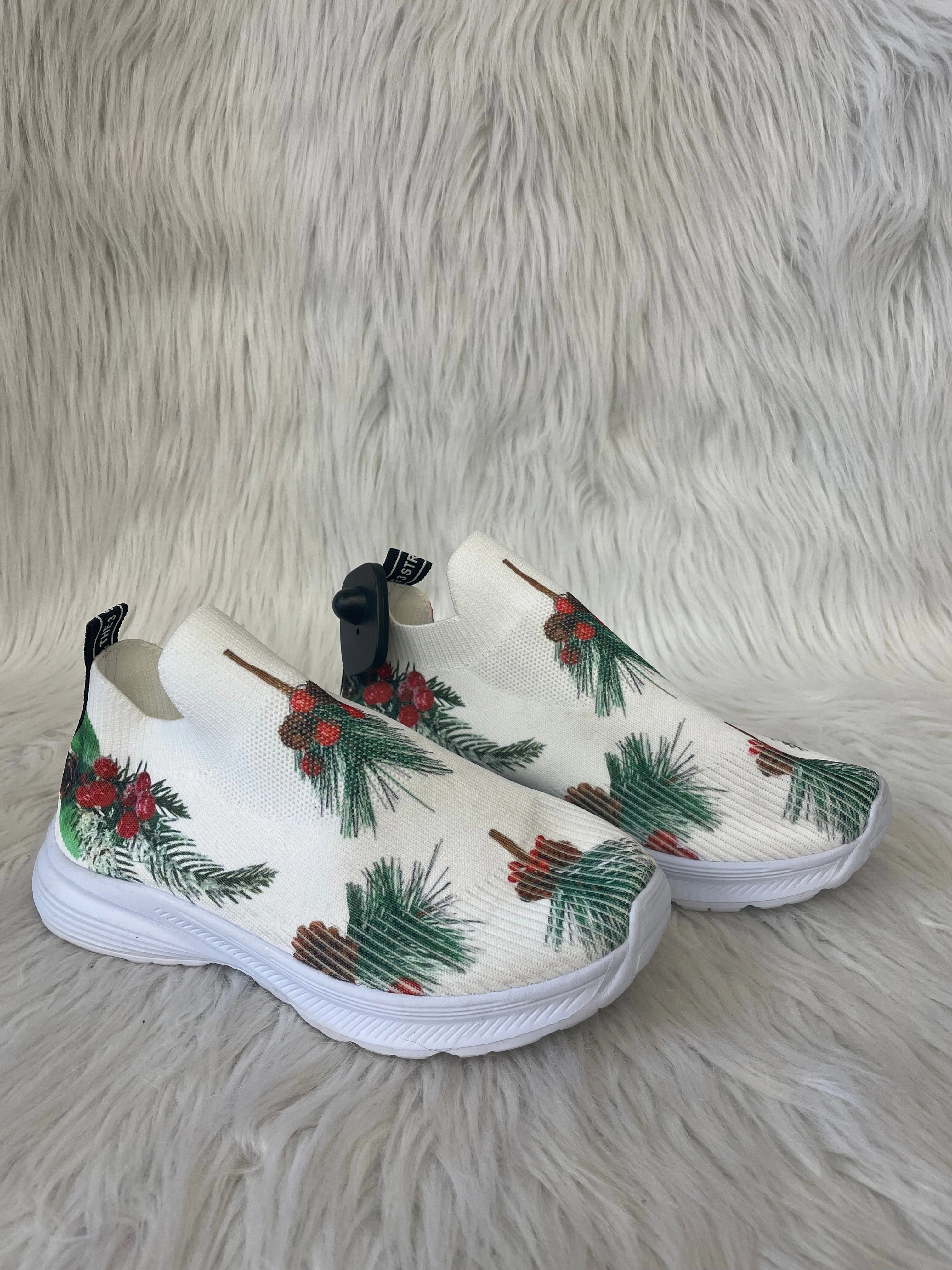 Travel Wear Shoes Sneakers By Cme In Cream, Size: 7