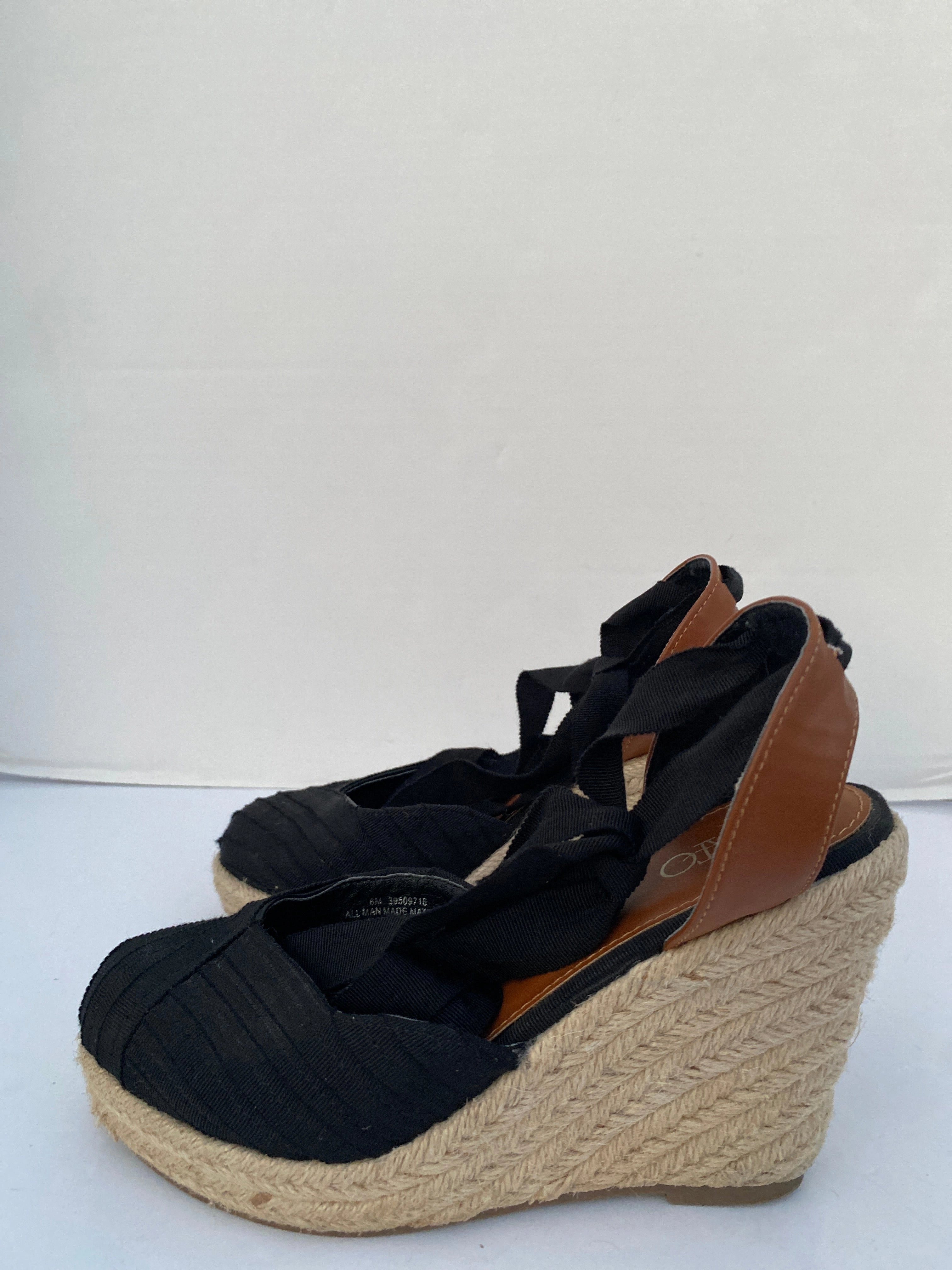 Trendy Black Shoes Heels Block Cato, Size 6