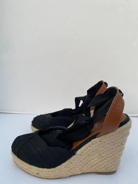 Trendy Black Shoes Heels Block Cato, Size 6
