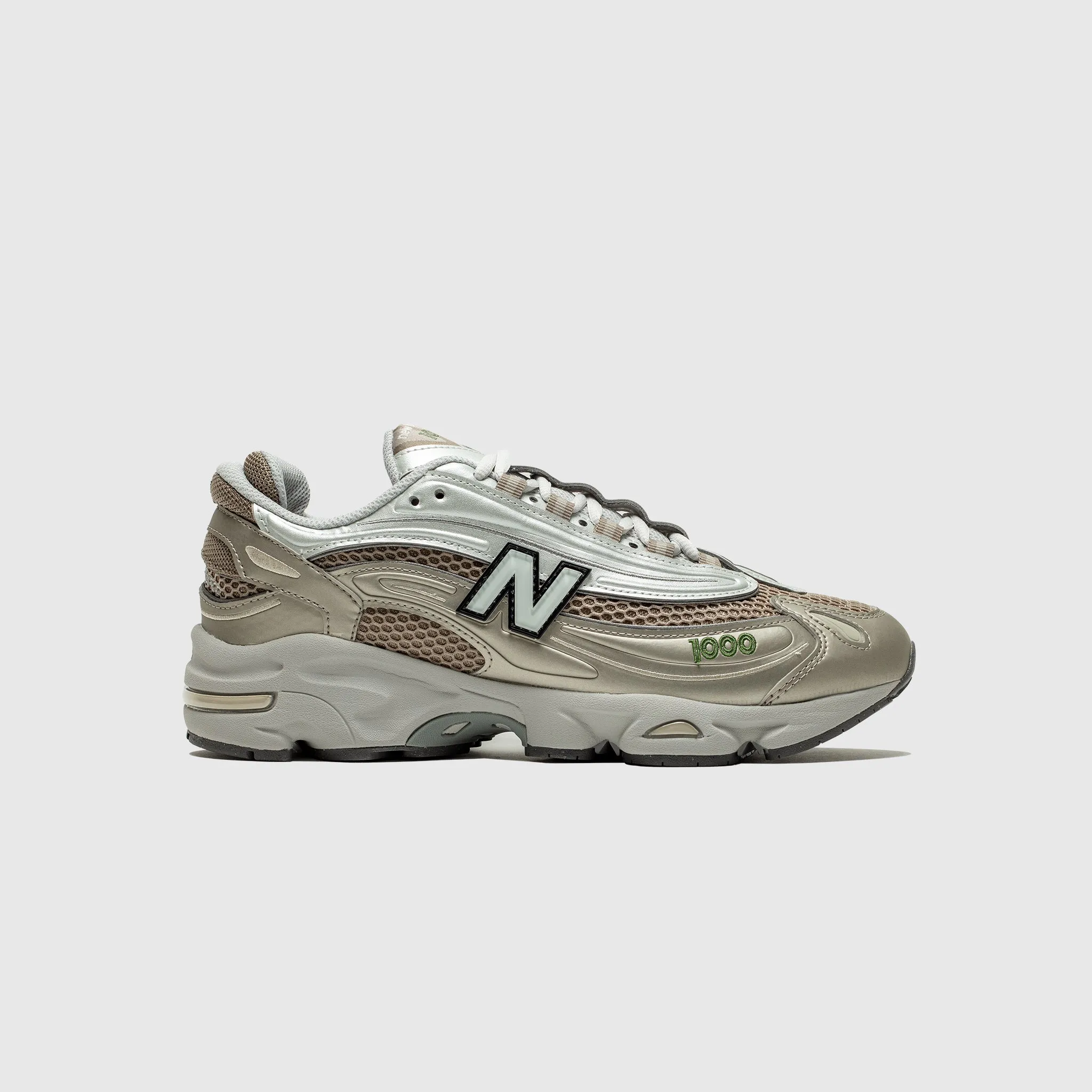 M1000N "ARID STONE" running in a taiga area shoes Trail Adventure