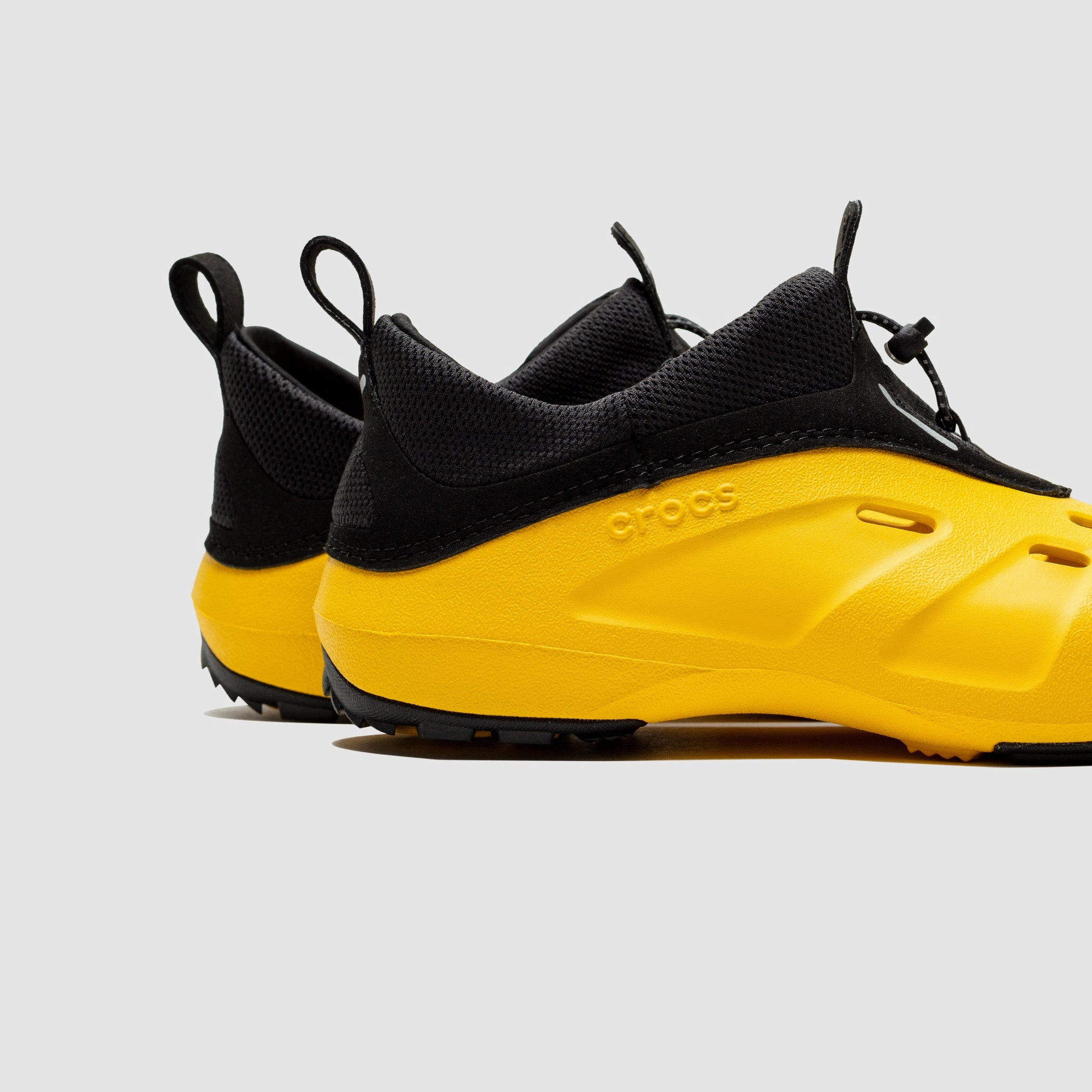 QUICK TRAIL LOW "SUNFLOWER" running in a mountain range shoes