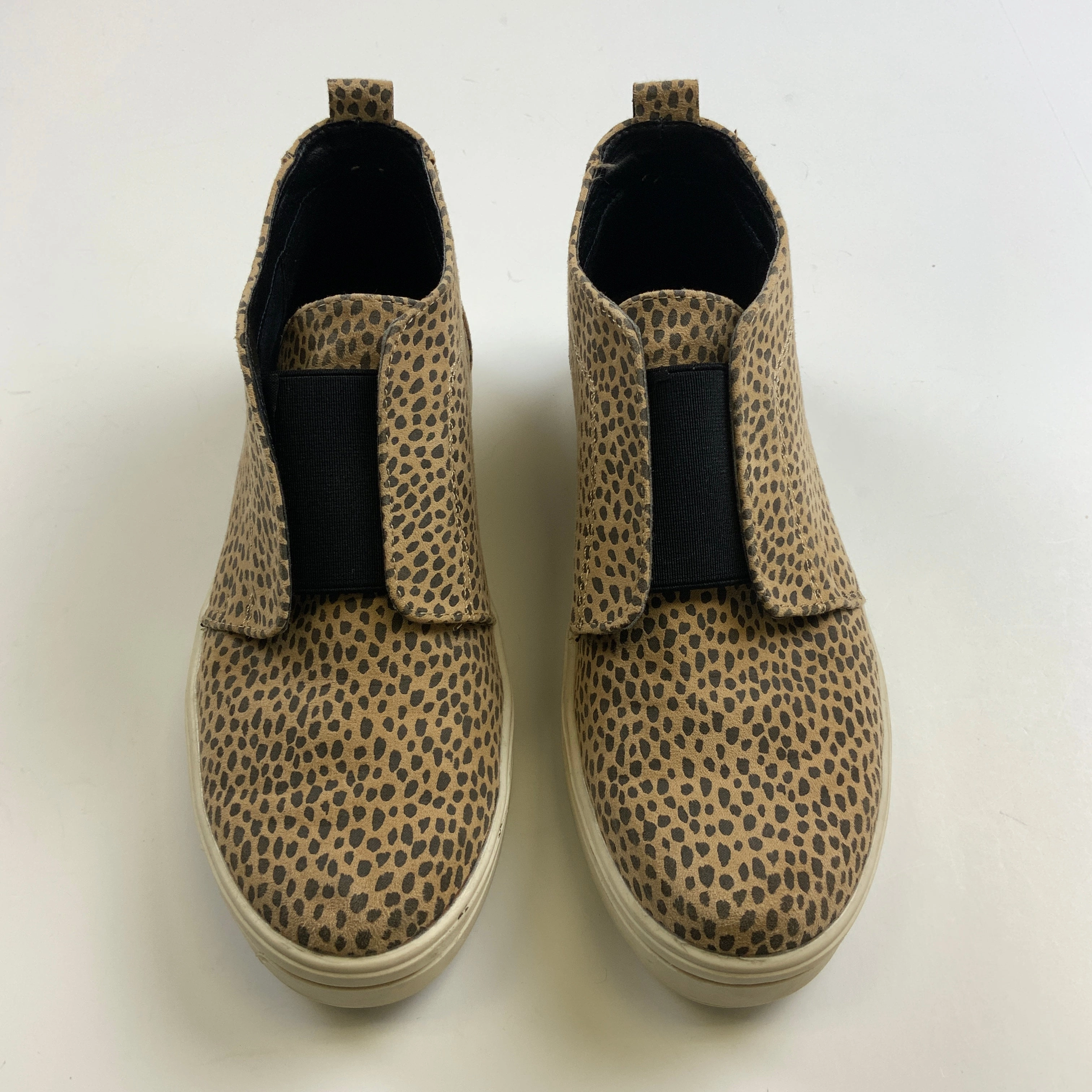 Sporty Look Secure Step Shoes Sneakers By Universal Thread In Animal Print, Size: 7
