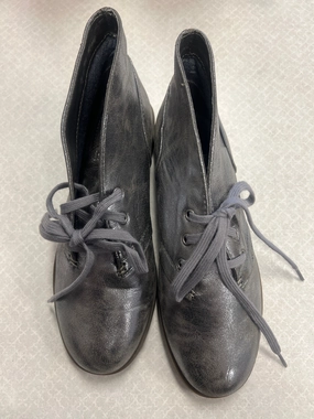 Shoes Sneakers By Calvin Klein  Size: 8.5 Slip Friendly