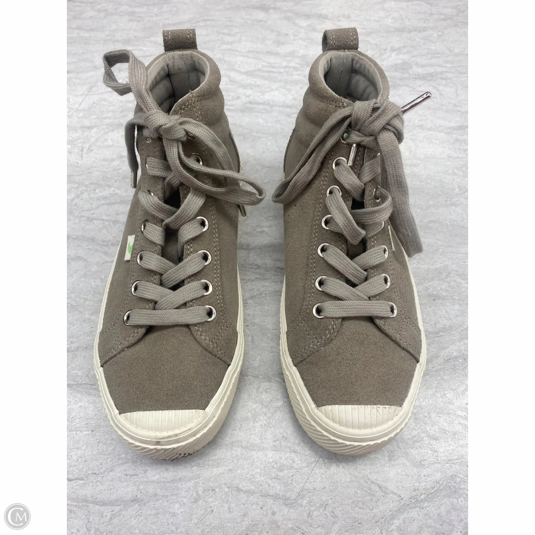 Low Top Style Shoes Sneakers By Cariuma In Taupe, Size: 5