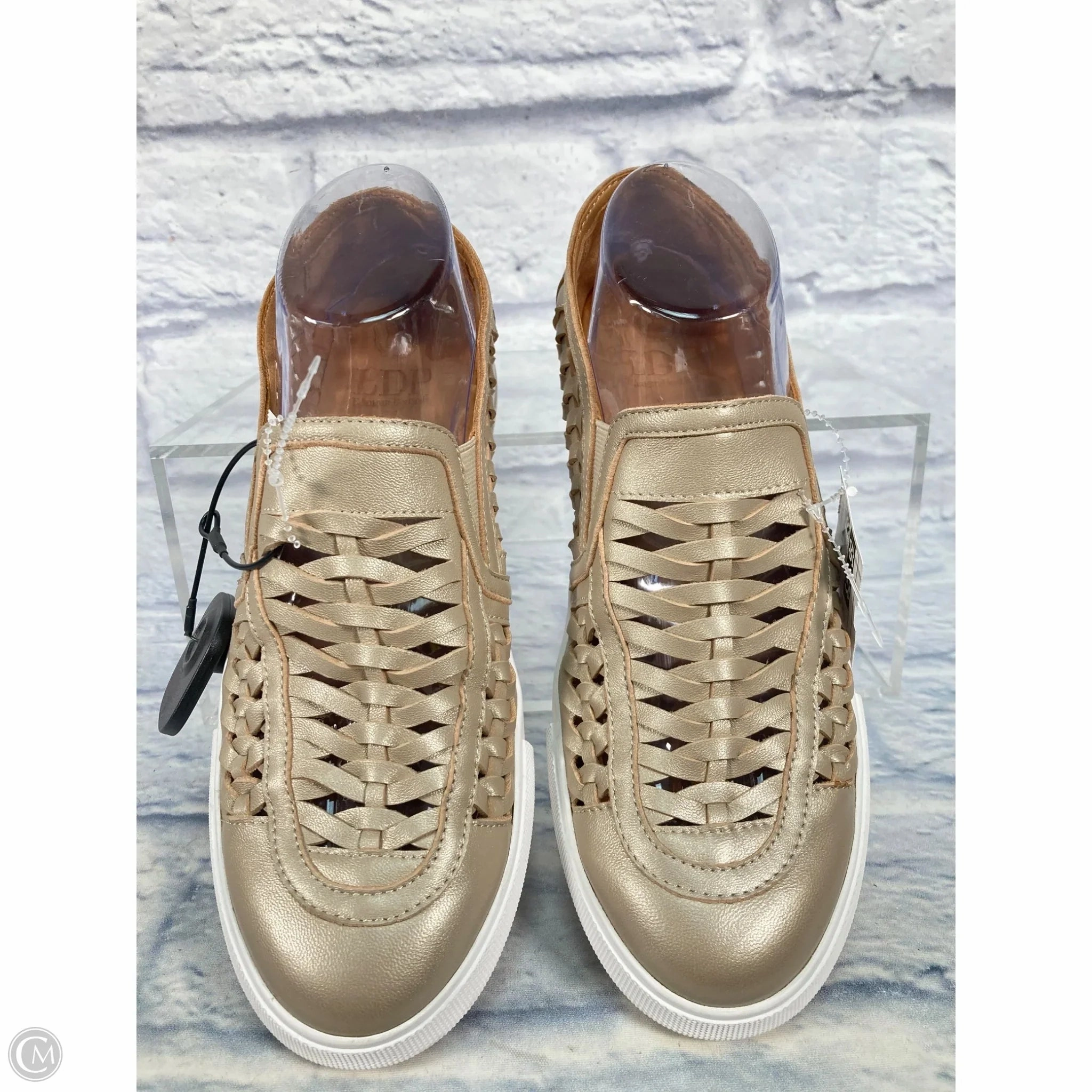 Supportive structure Shoes Sneakers By Clothes Mentor In Gold, Size: 9.5