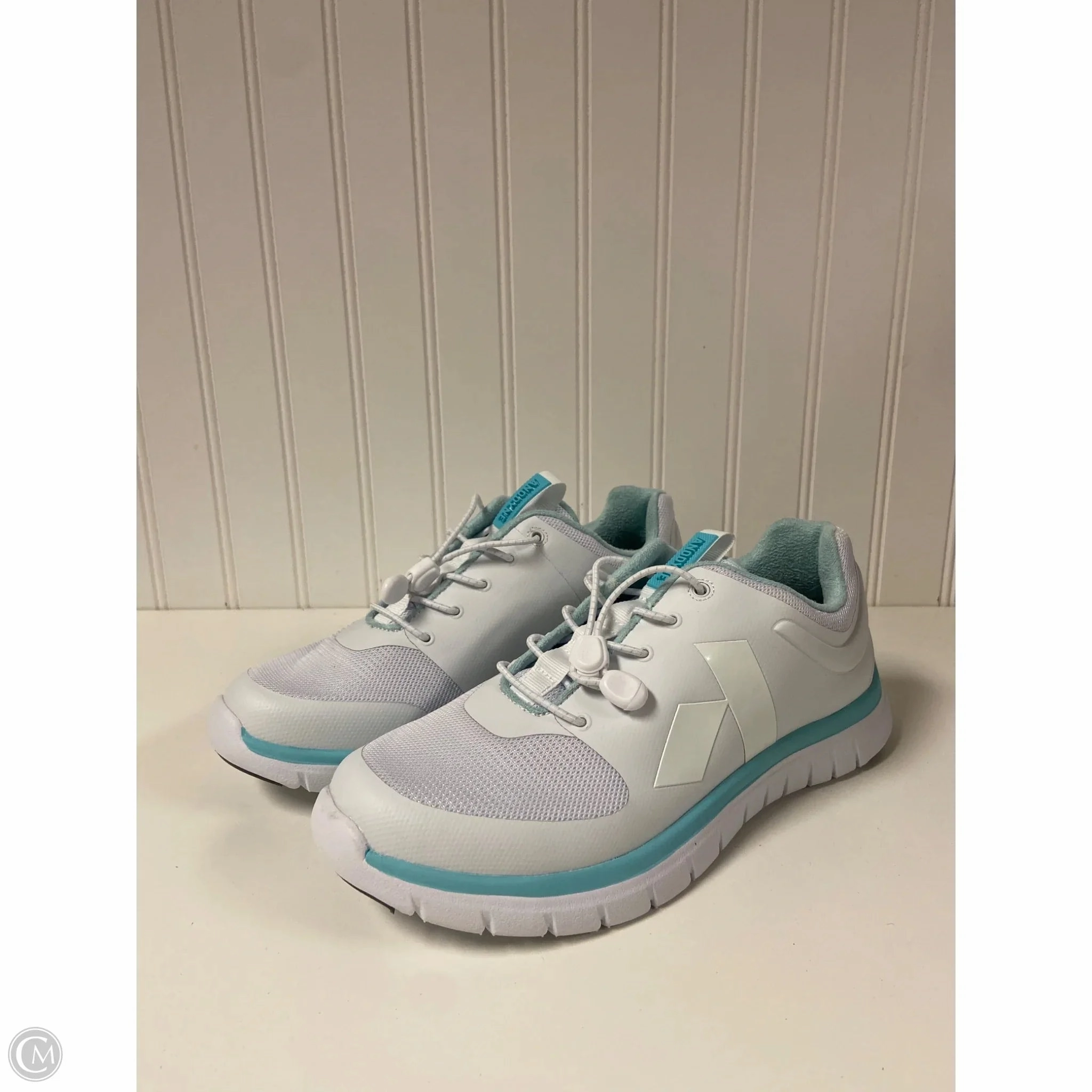 Comfortable Sockliner Sport Inspired Shoes Sneakers By Cmb In White, Size: 8.5