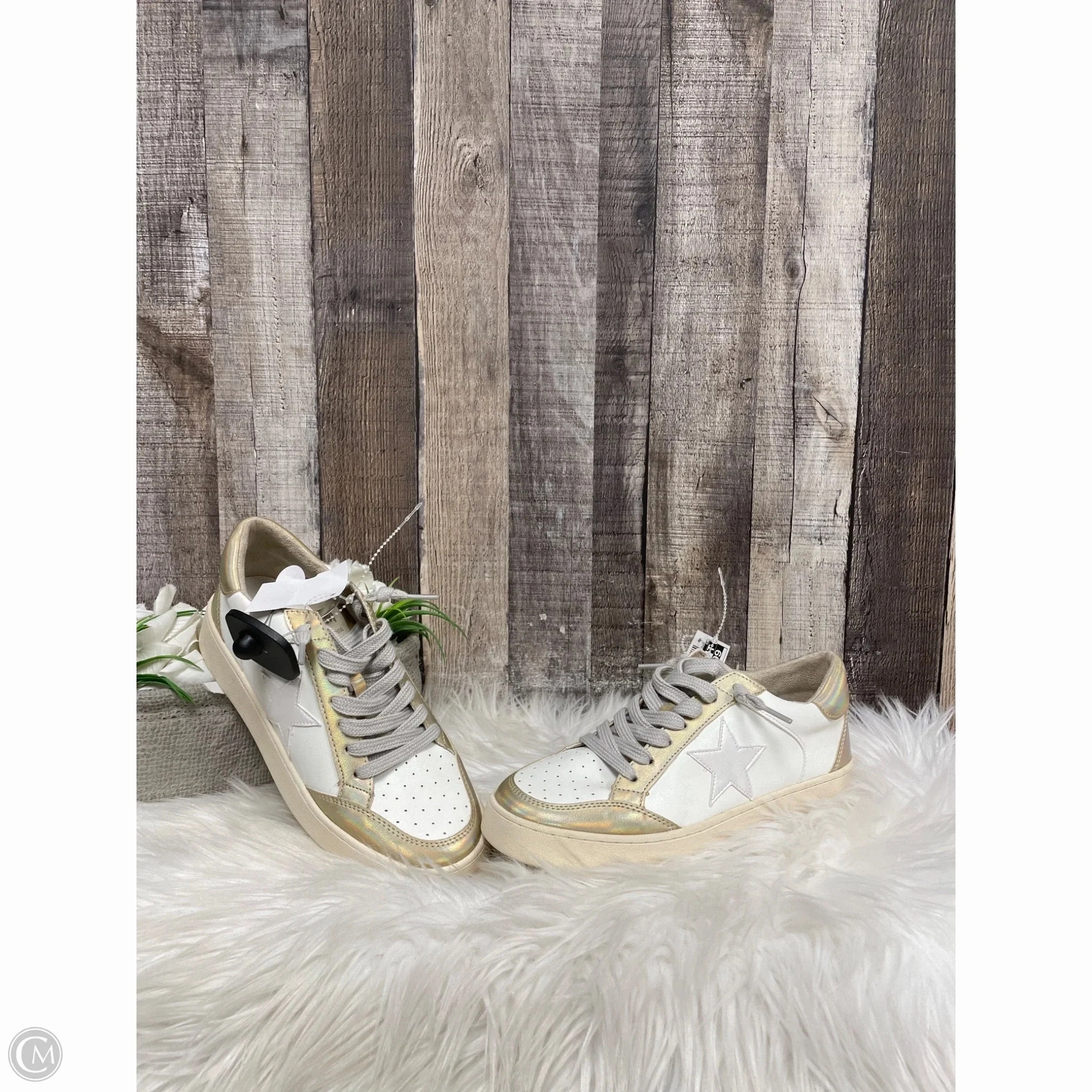 Shoes Sneakers By Cme In Gold & White, Size: 6.5 Breathable wear