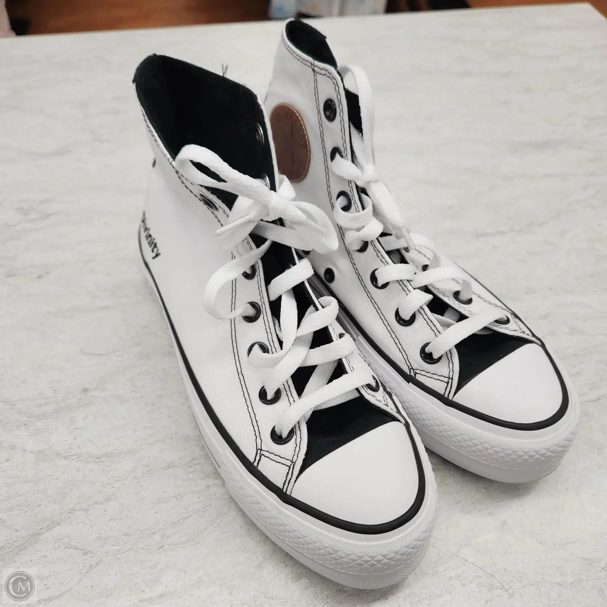 Shoes Sneakers By Converse In Black & White, Size: 7 High arch support
