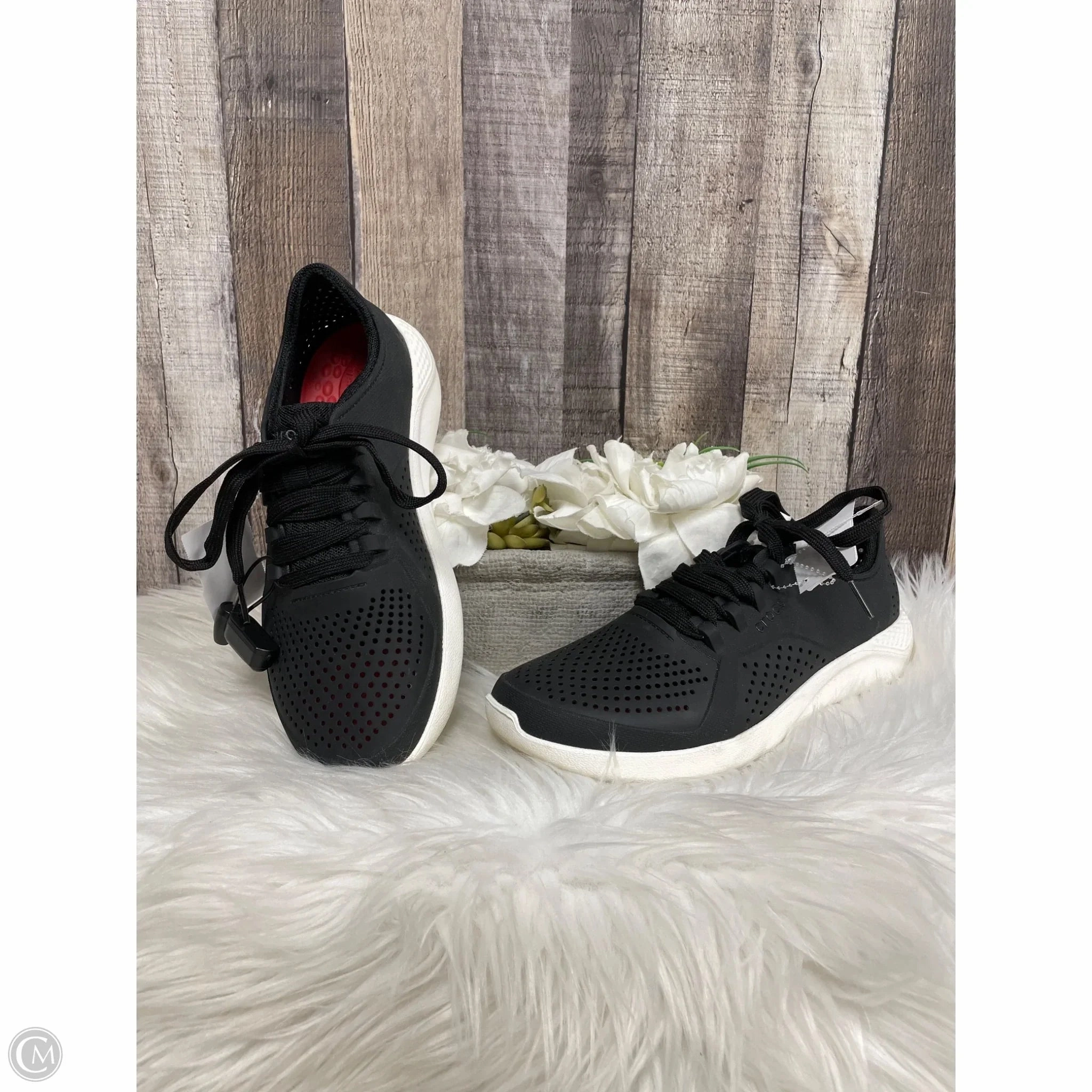 Flattering wear Day Long Shoes Sneakers By Crocs In Black, Size: 8