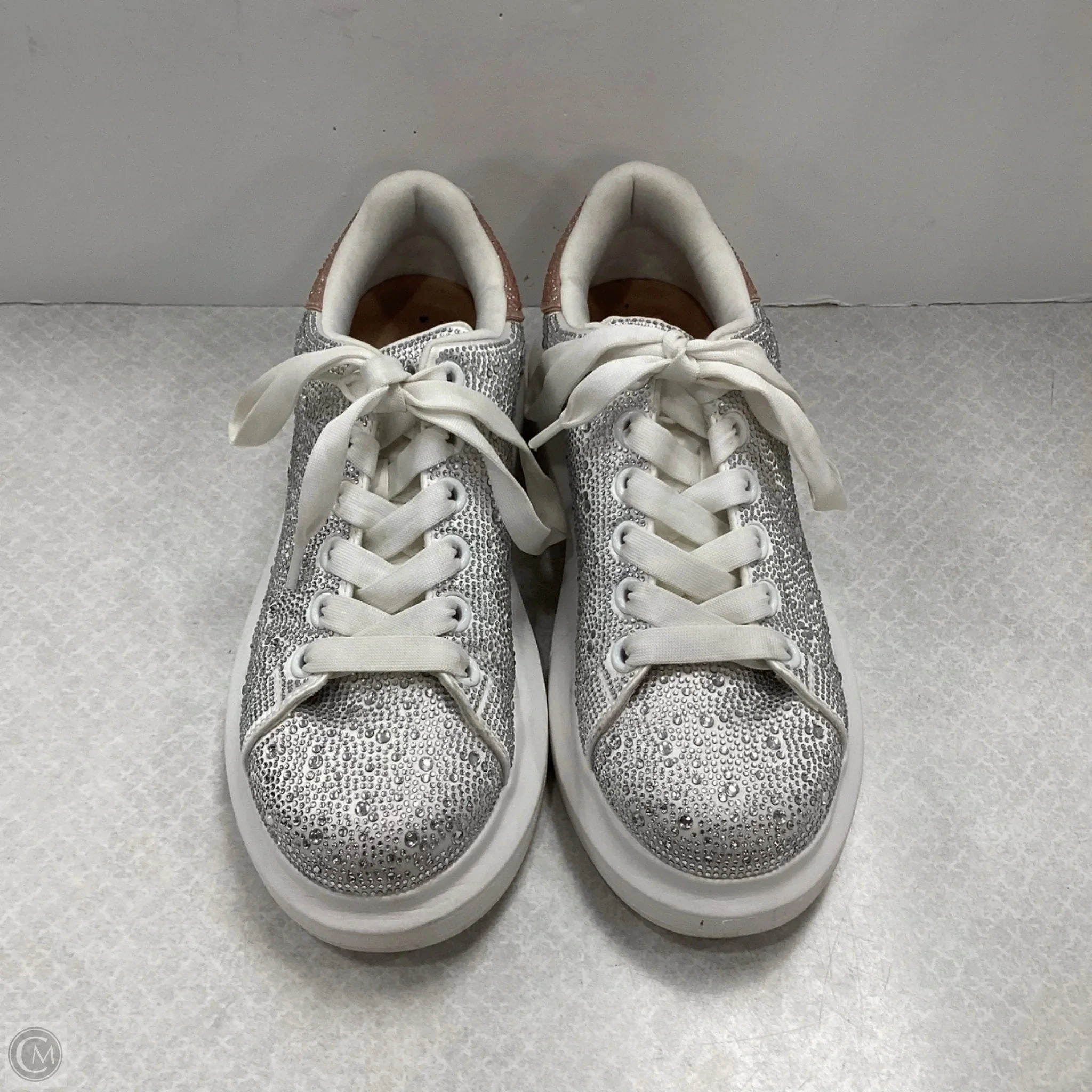 City Run Shoes Sneakers By Inc In Silver & White, Size: 8.5