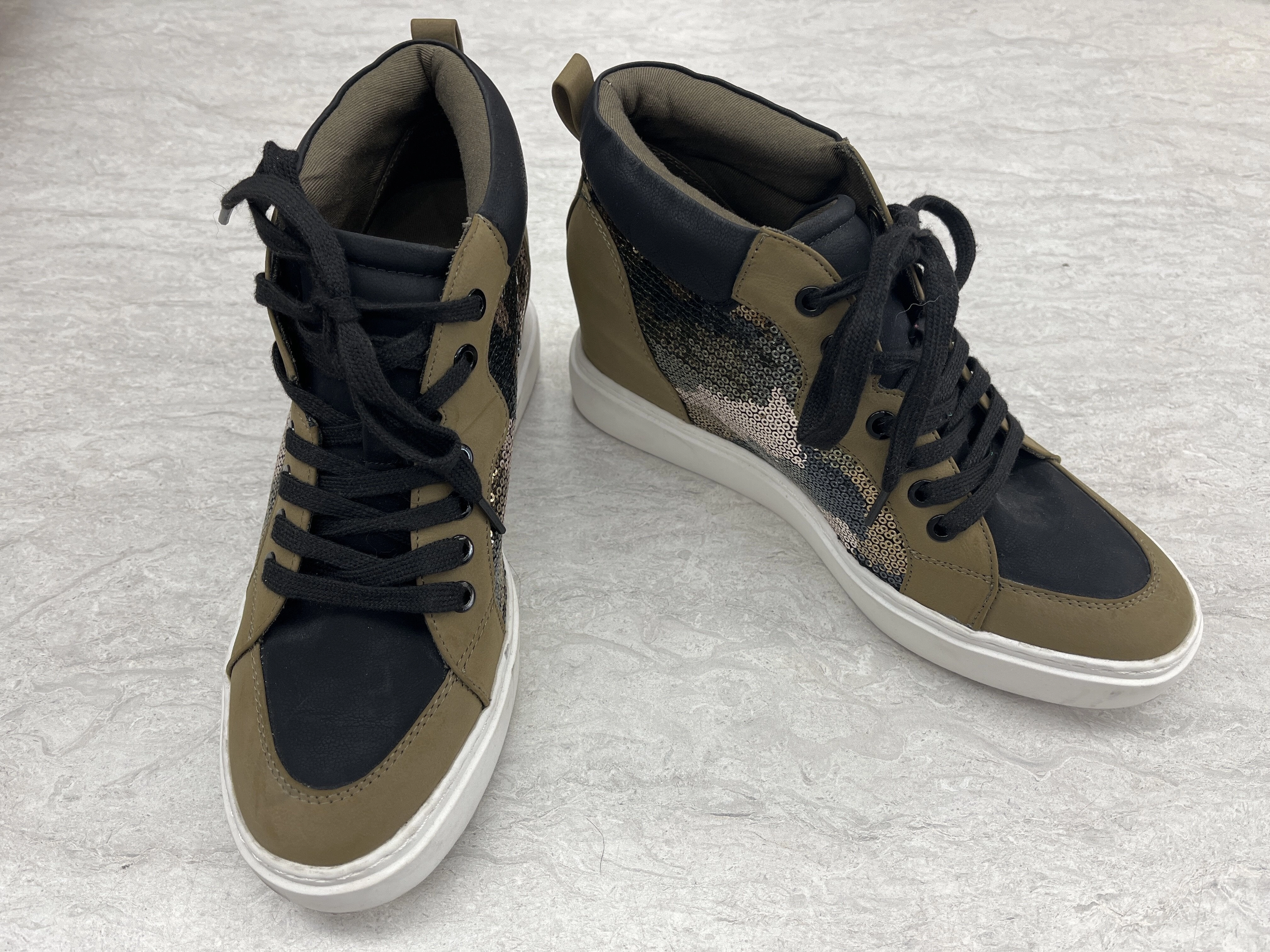 Seamless Fit Shoes Sneakers By Mix No 6  Size: 9