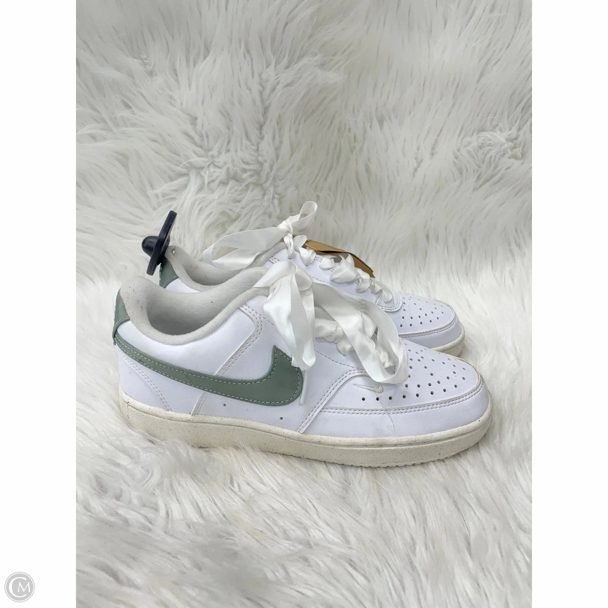 Shoes Sneakers By Nike In Green & White, Size: 6.5 Thickened Midsole Cushioned Design