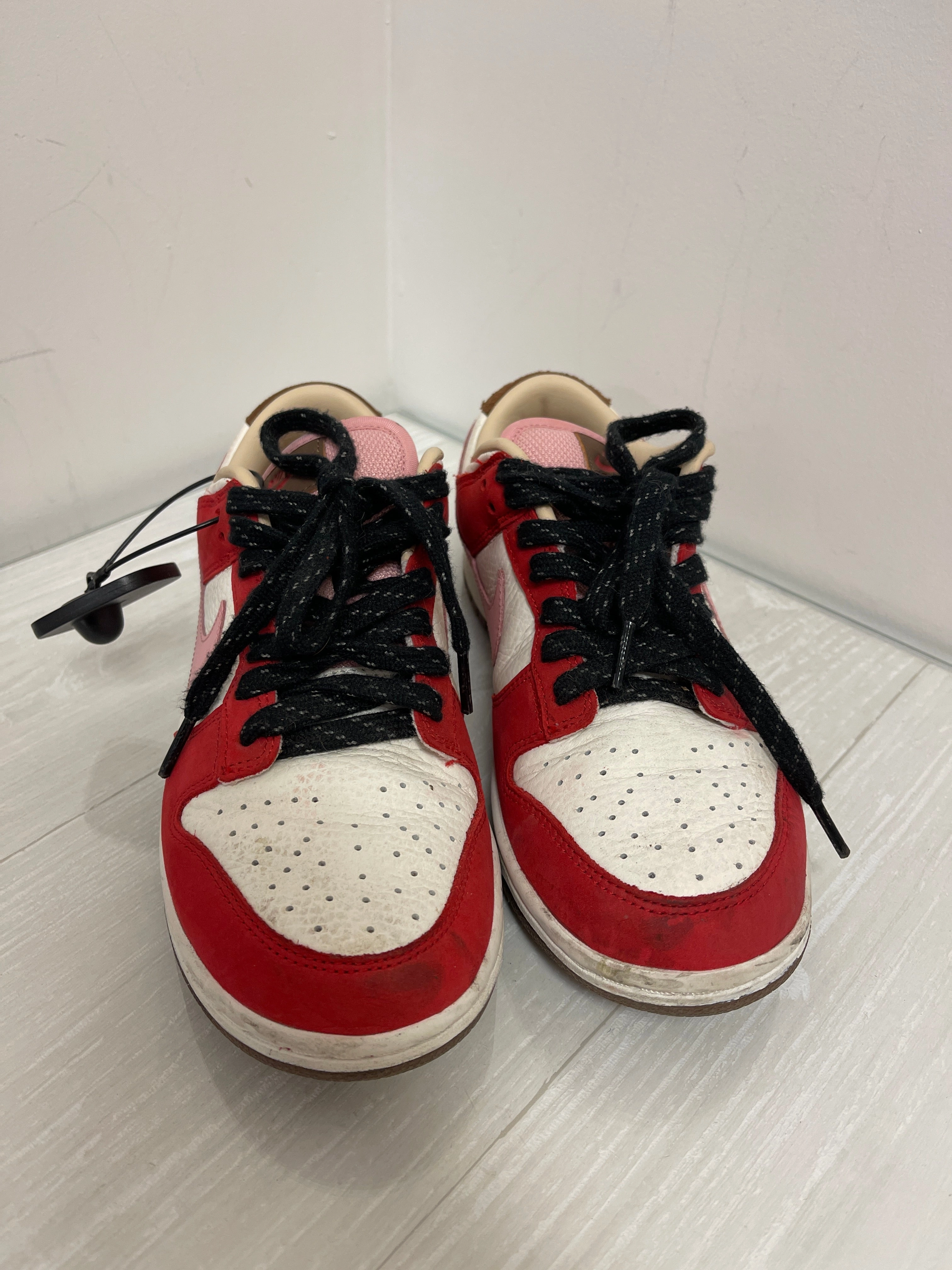 Dynamic Lacing System Casual Athletic Shoes Sneakers By Nike In Pink & Red, Size: 8