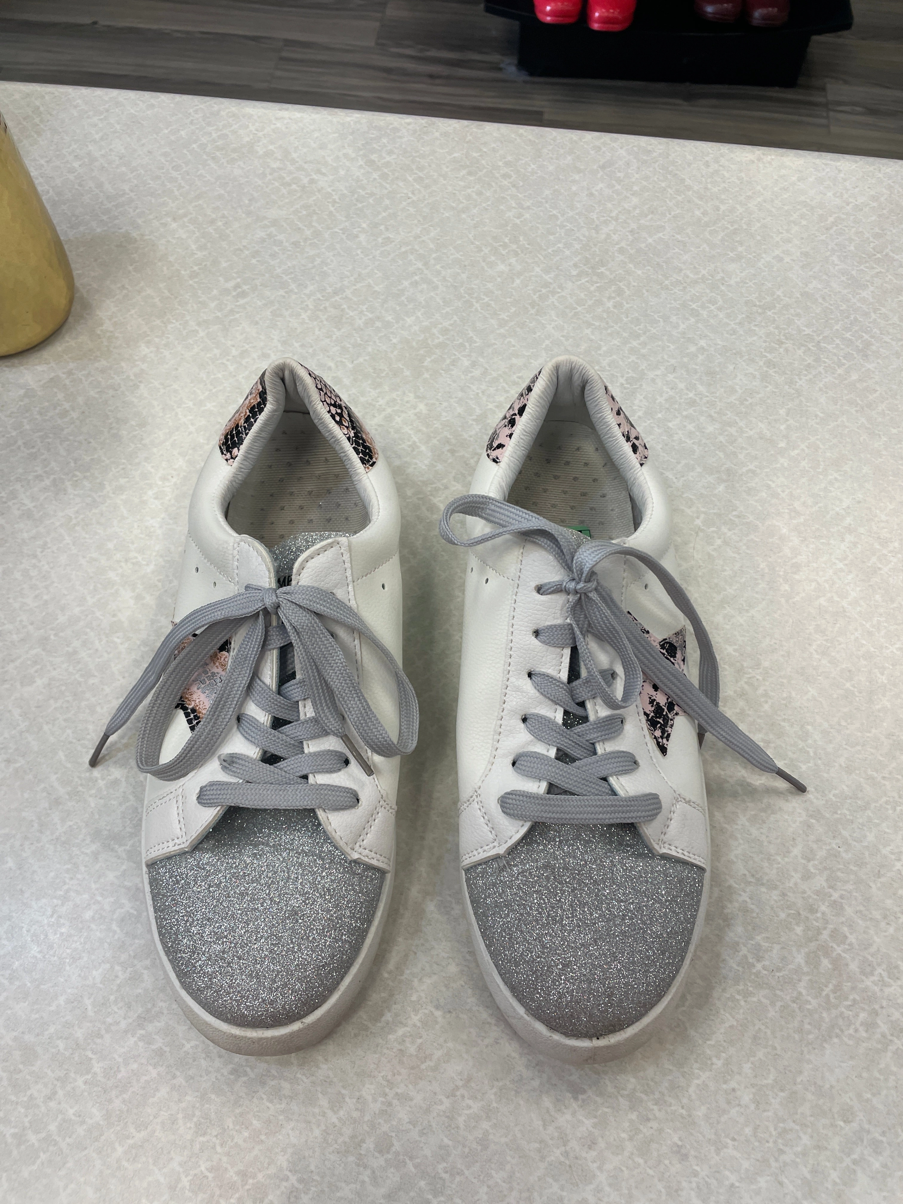 Slim wear Shoes Sneakers By Simply Southern In Multi-colored, Size: 8