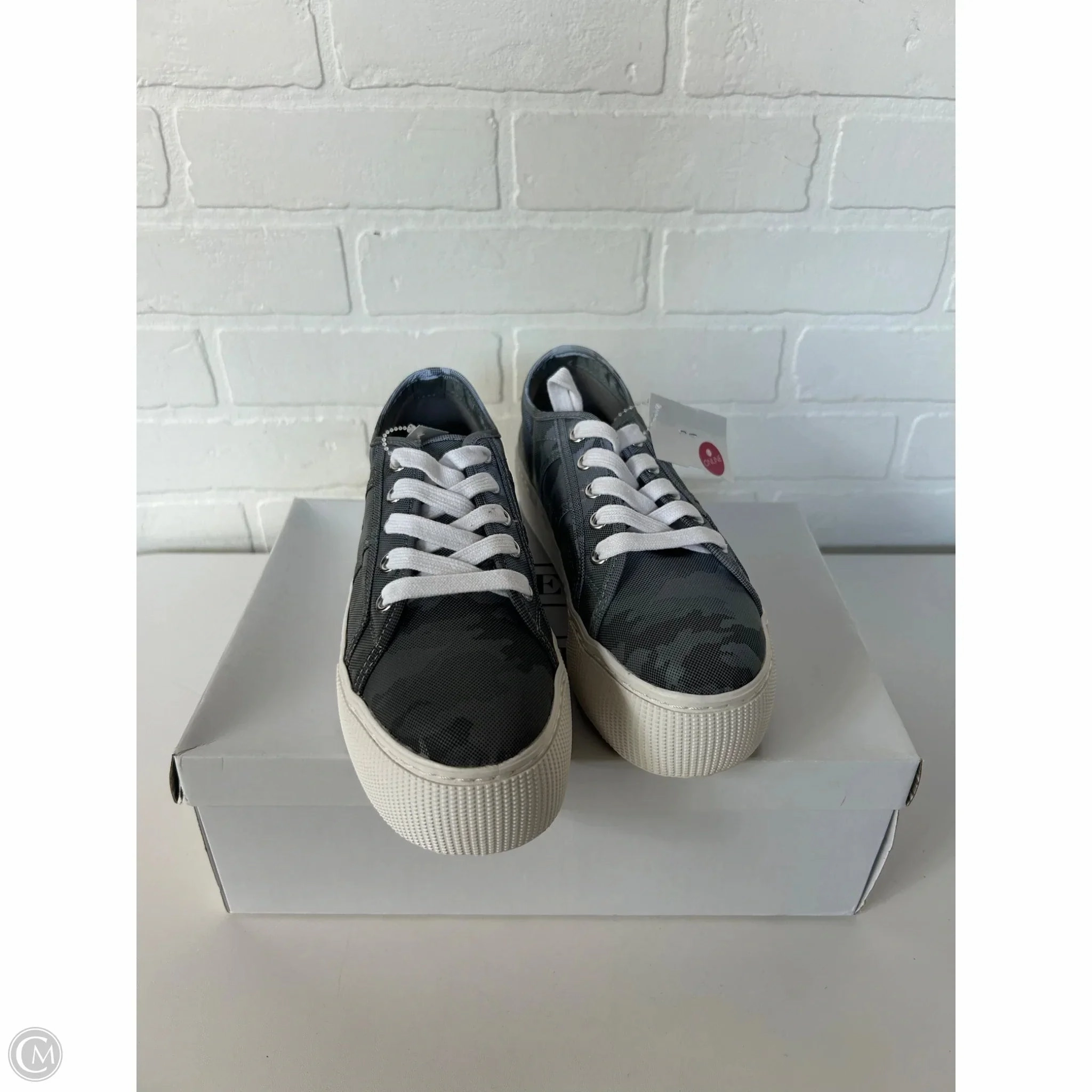 Shoes Sneakers By Steve Madden In Grey & White, Size: 6 Ergo Touch Heel Comfort