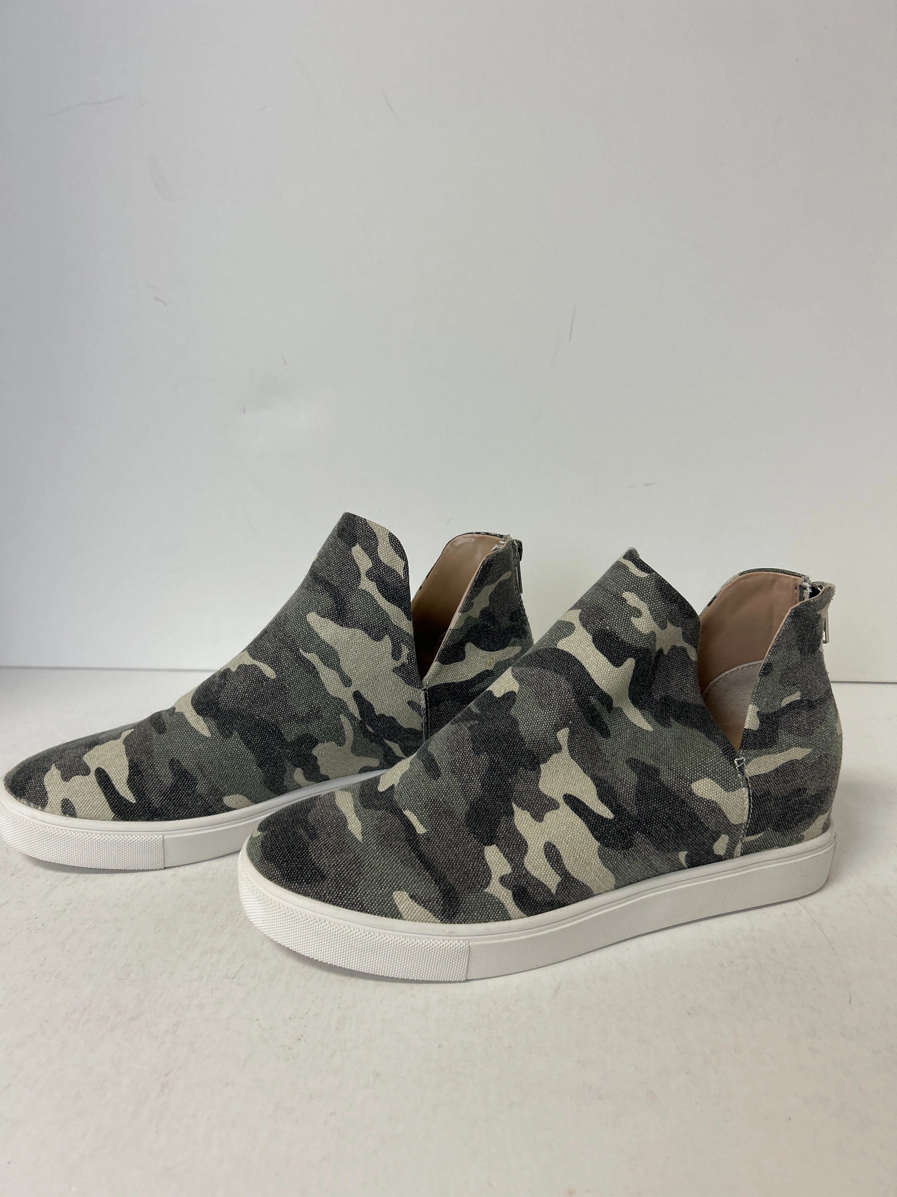 Shoes Sneakers By Steve Madden  Size: 11 Action Fit