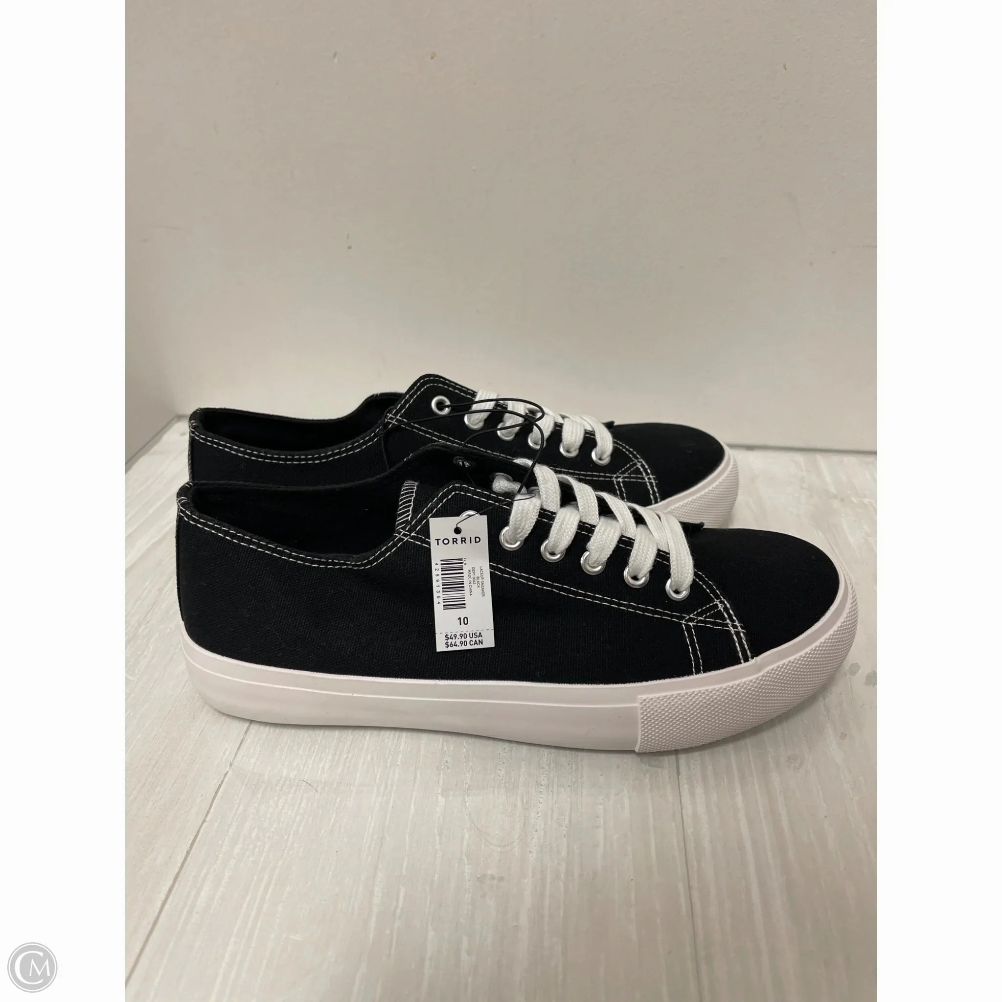 Basic Casual Shoes Sneakers By Torrid In Black & White, Size: 10
