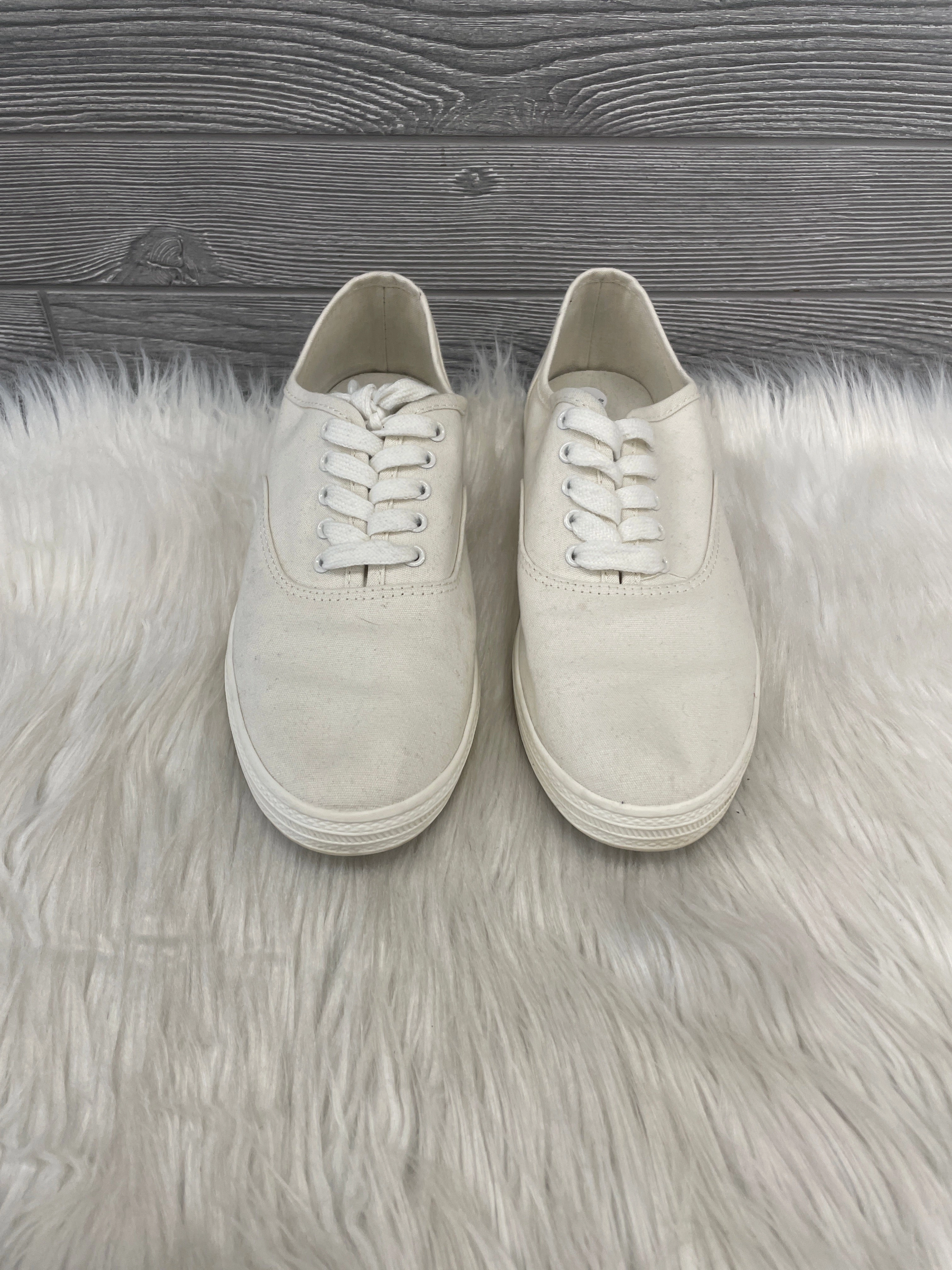 Sleek Form Shoes Sneakers By Universal Thread In White, Size: 9