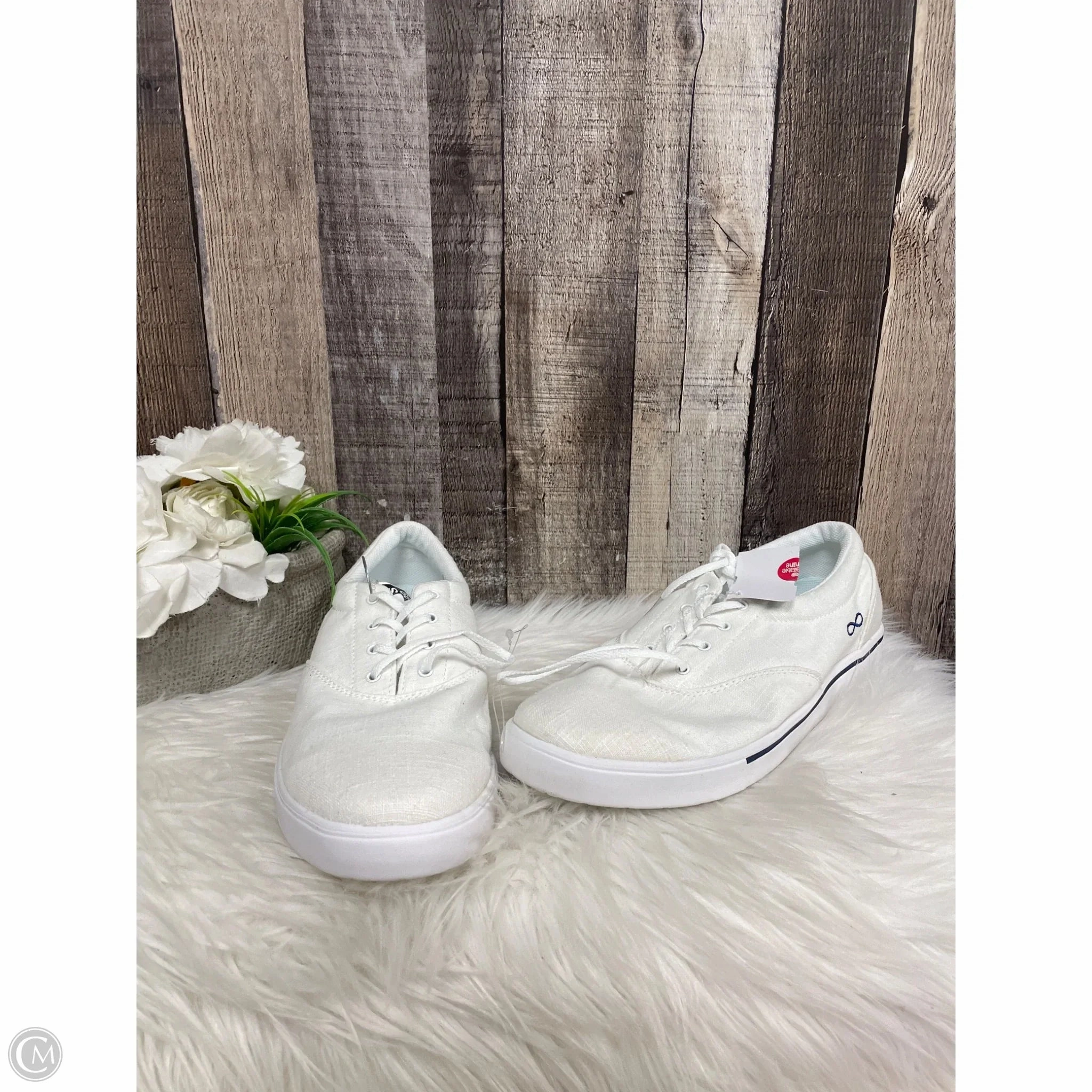 Gentle Texture Shoes Sneakers By Cherokee In White, Size: 9.5