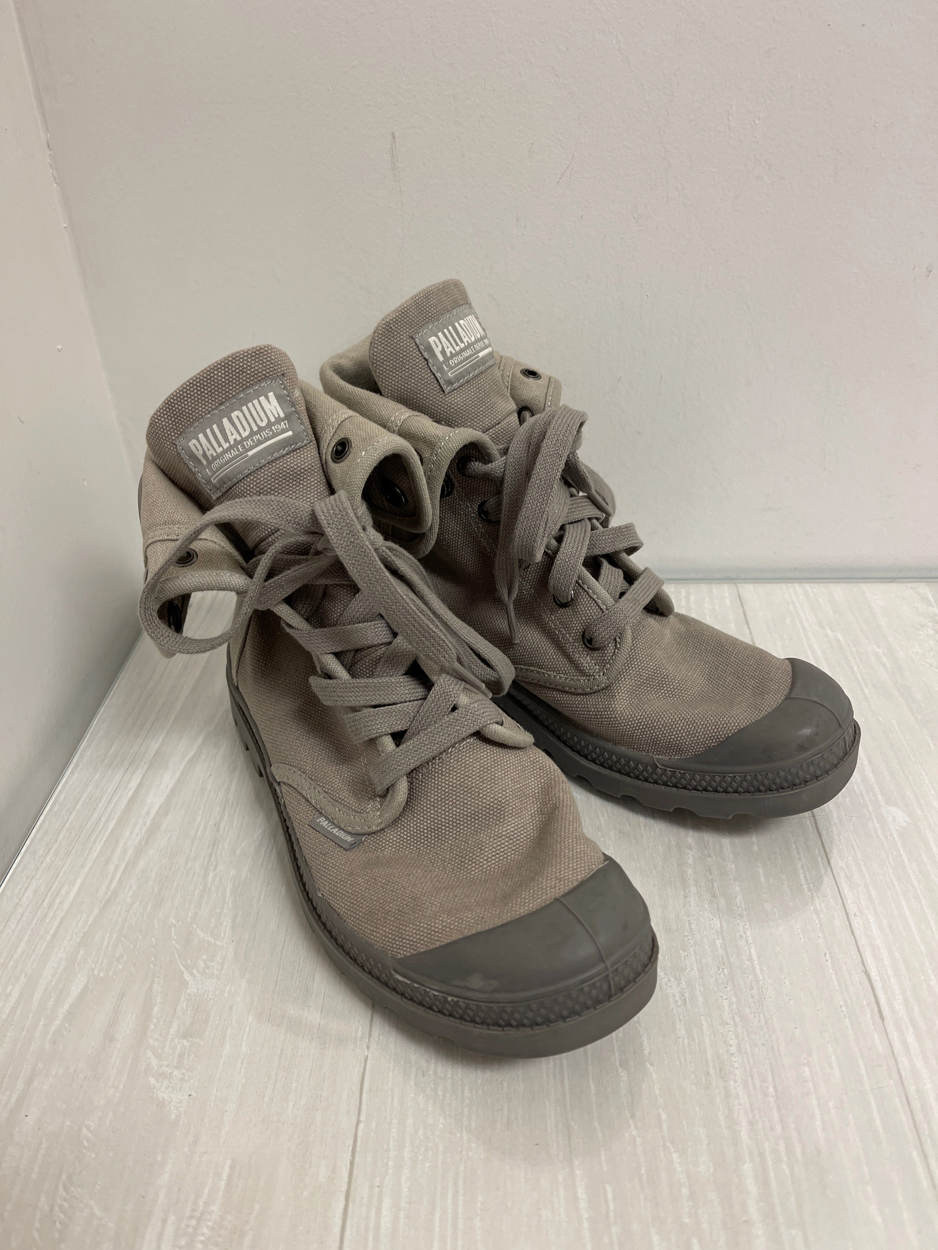 Shoes Sneakers By Cmc In Grey, Size: 8.5 Luxe Touch