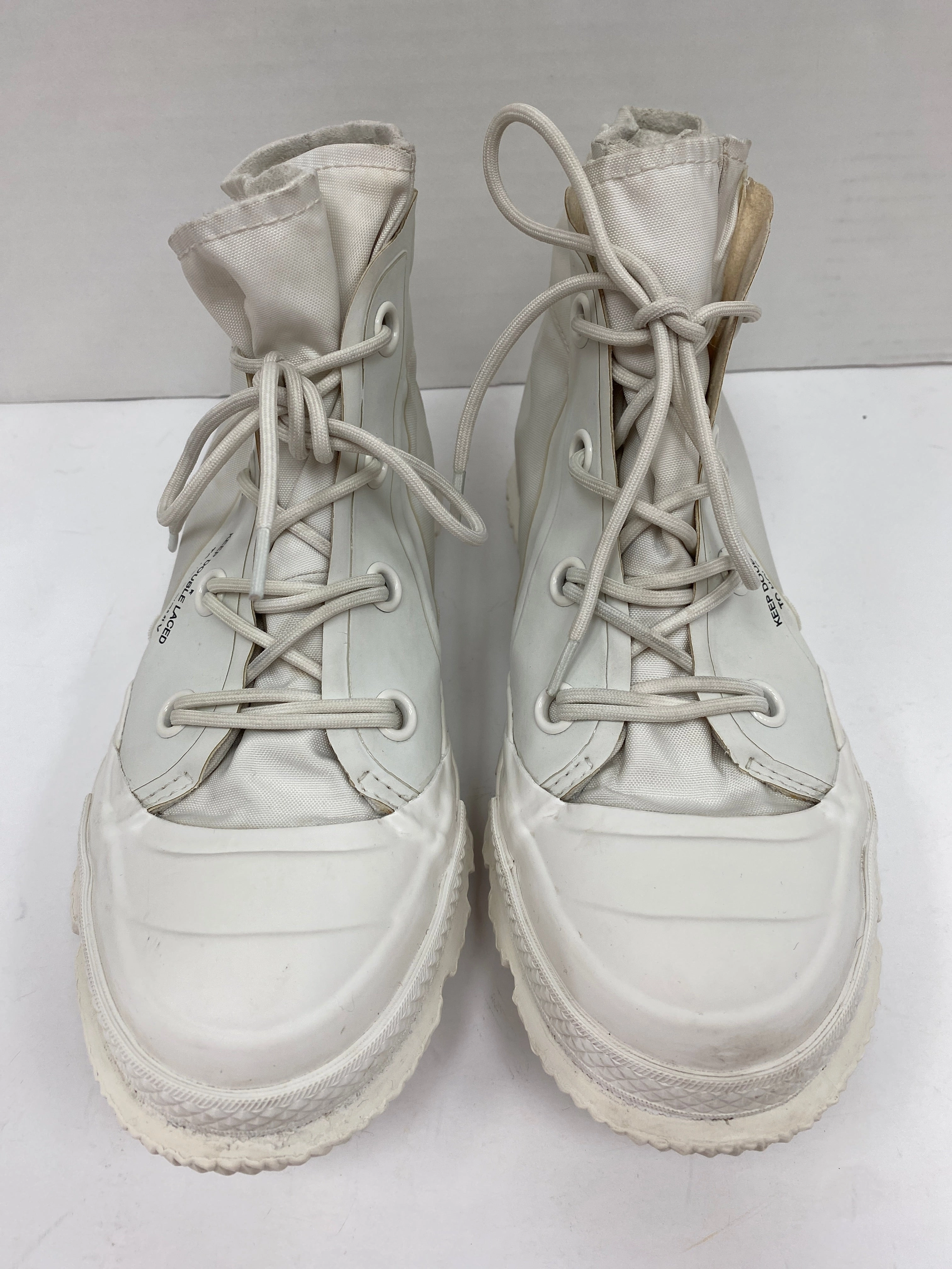 White Shoes Sneakers Converse, Size 8 Ready Motion