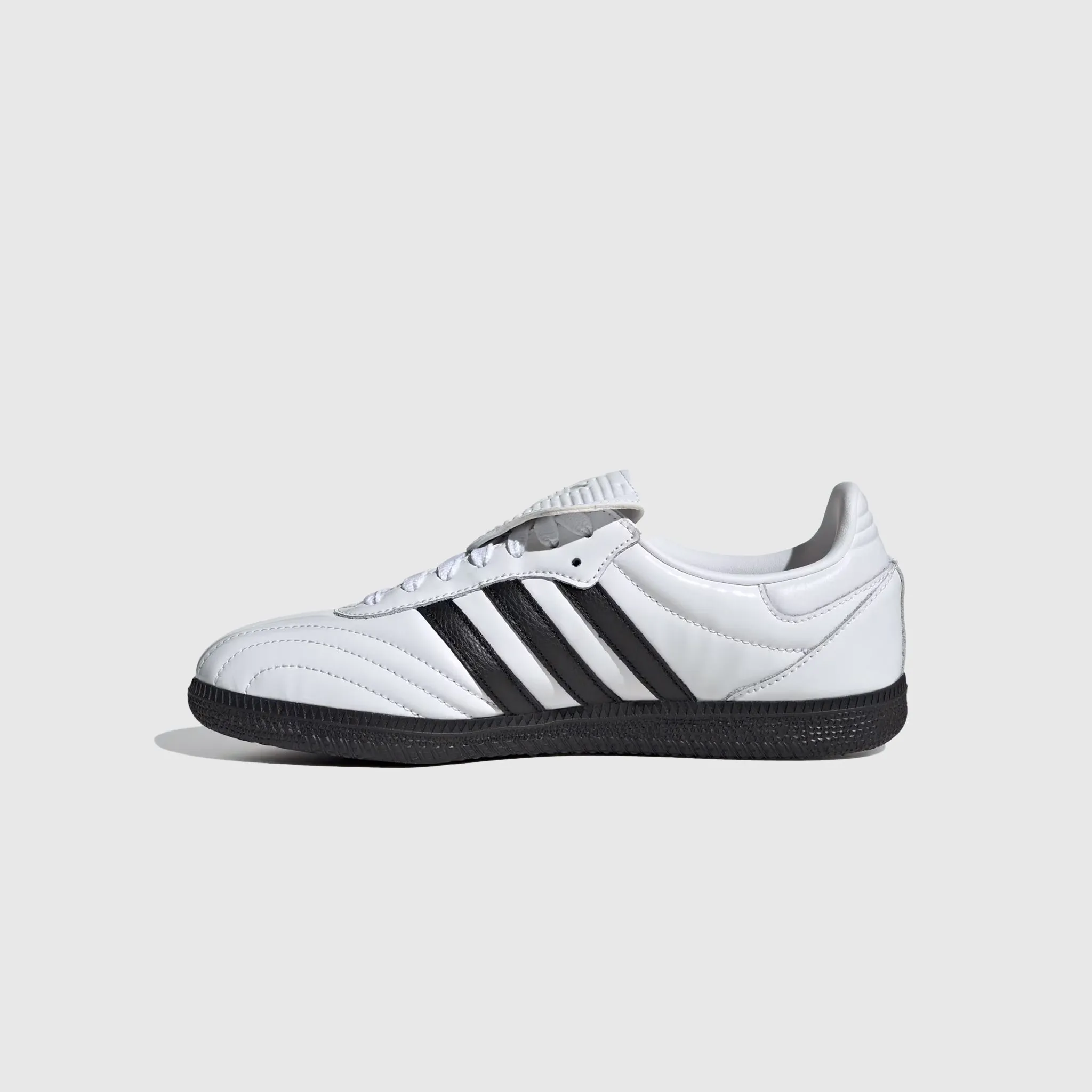 WMNS SAMBA LT PATENT running in a train station area shoes