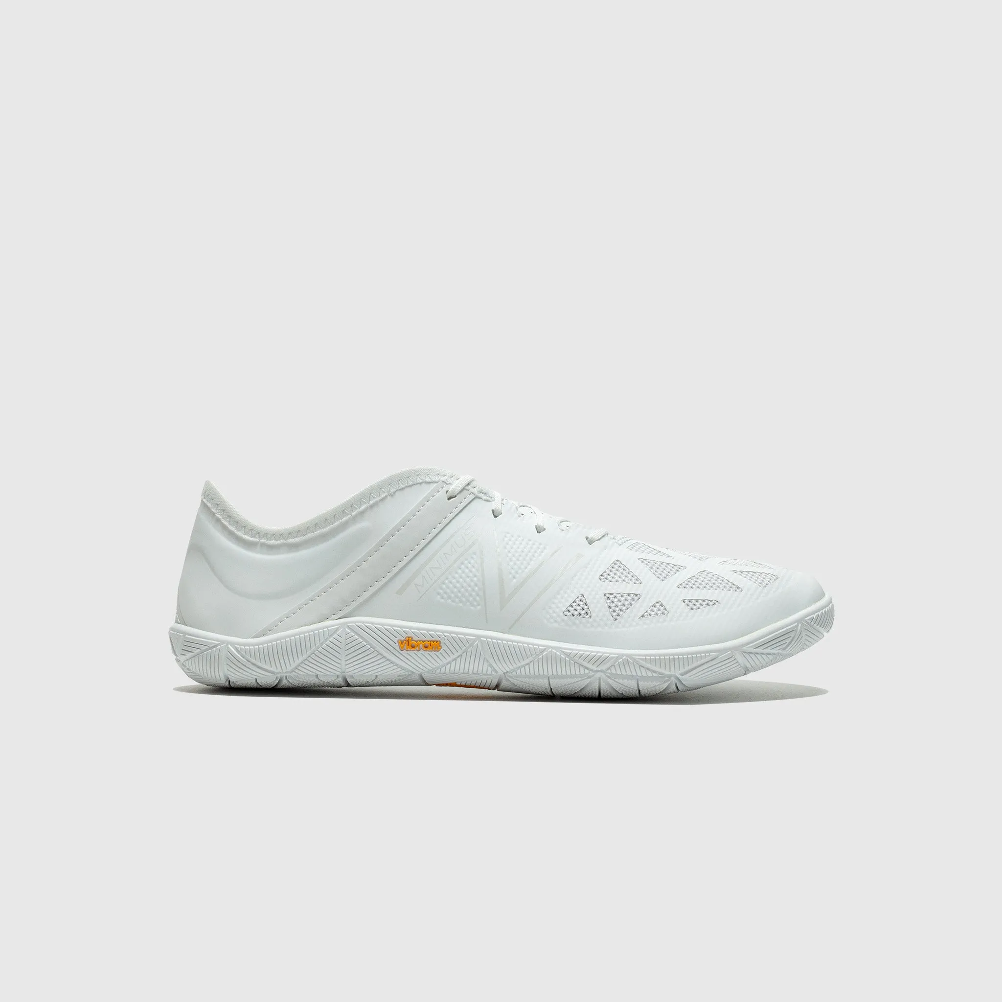 X NEW BALANCE UX200L "WHITE" running in a city park shoes
