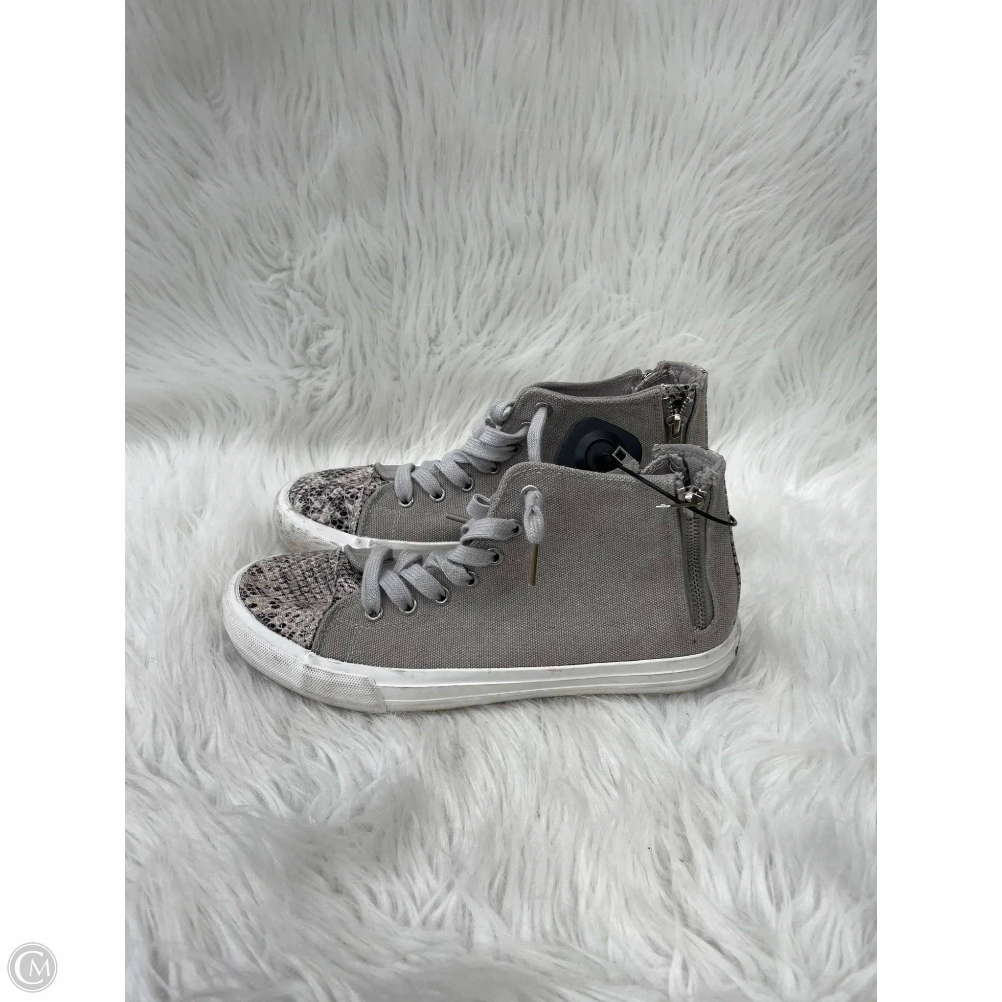 Shape Hold On Foot Shoes Sneakers By Gypsy Jazz In Grey & White, Size: 9